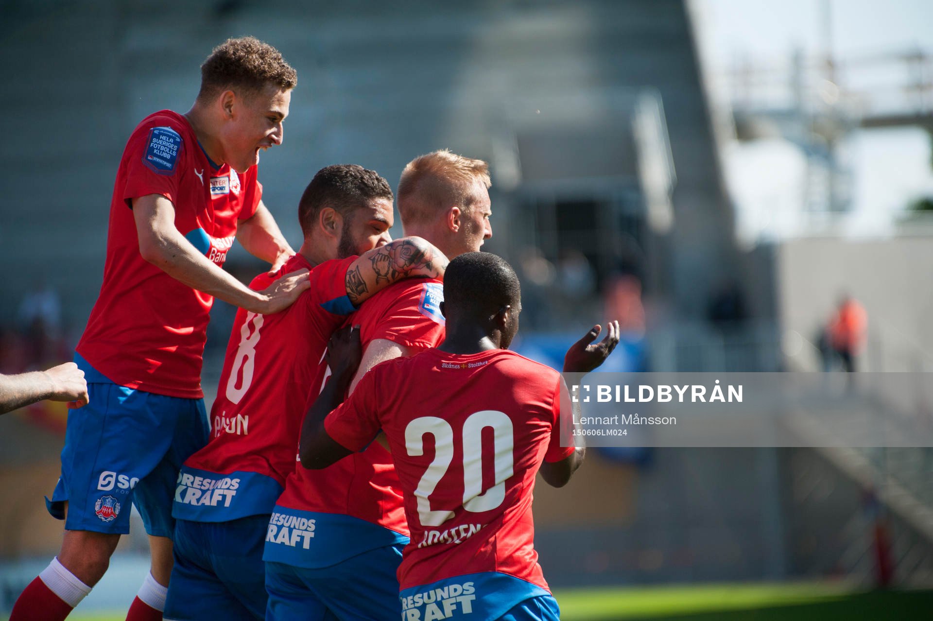 Helsingborgs Peter Larsson har gjort 2-0 och grattas, bland