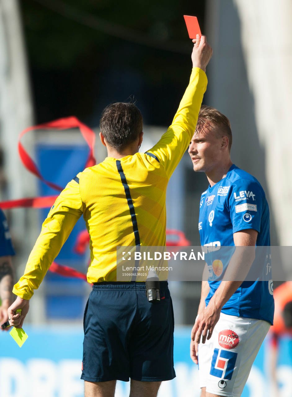 Åtvidabergs Pontus Nordenberg blir utvisad av domaren Bojan Pandzic i matchen i allsvenskan mellan Helsingborg och Åtvidaberg i Helsingborg 6 juni 2015.
