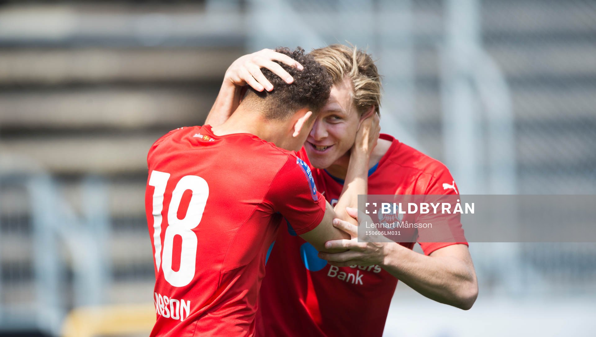 Helsingborgs Jordan Larsson har gjort 1-0 och grattas av