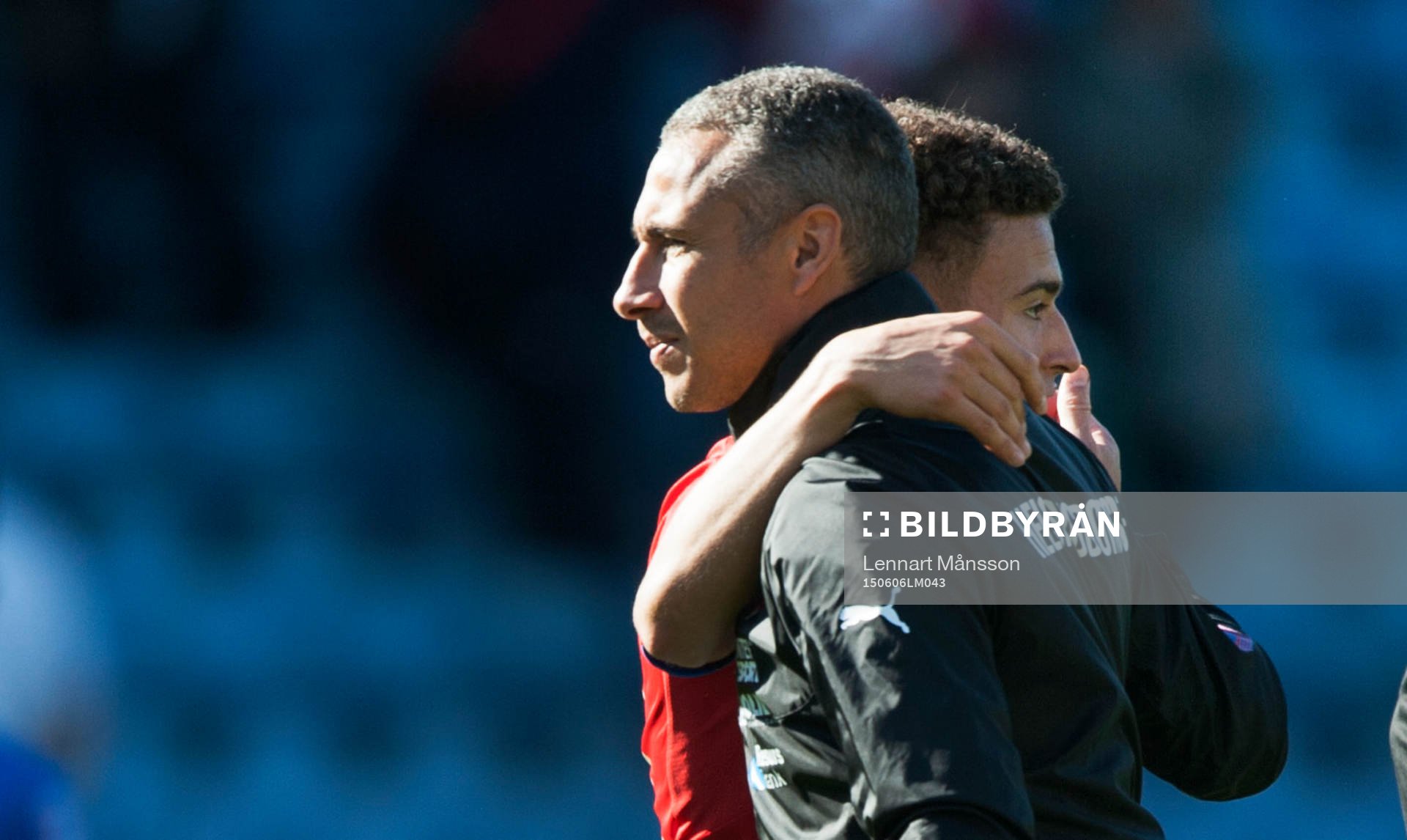 Helsingborgs Jordan Larsson kramas av pappa tränaren Henrik Larsson i matchen i allsvenskan mellan Helsingborg och Åtvidaberg i Helsingborg 6 juni 2015.