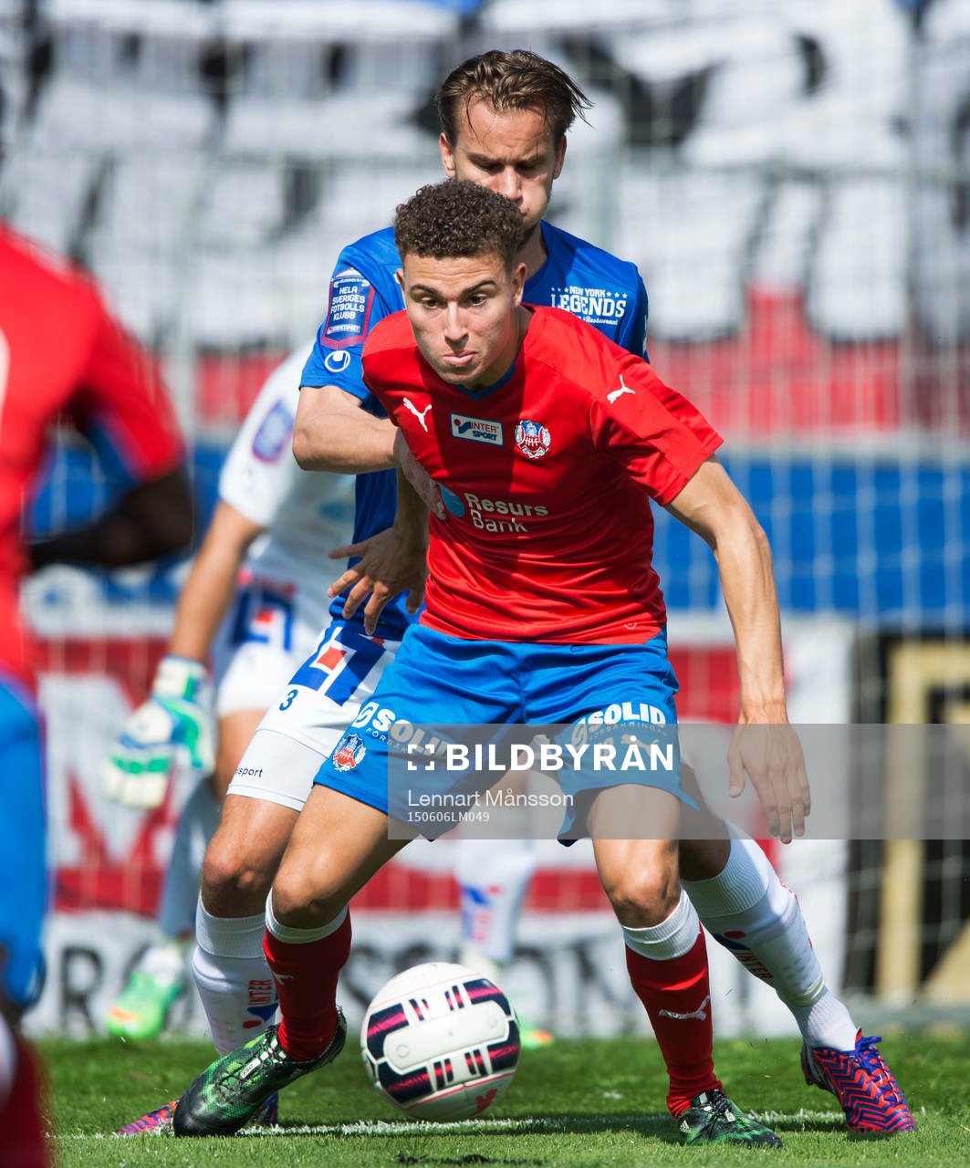 Helsingborgs Jordan Larsson trycks i ryggen av Åtvidabergs
