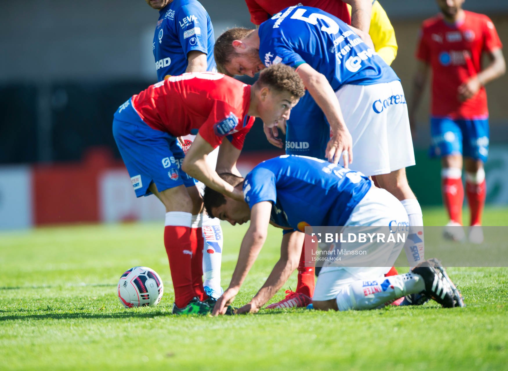 Helsingborgs Jordan Larsson hjälper en motståndare upp i