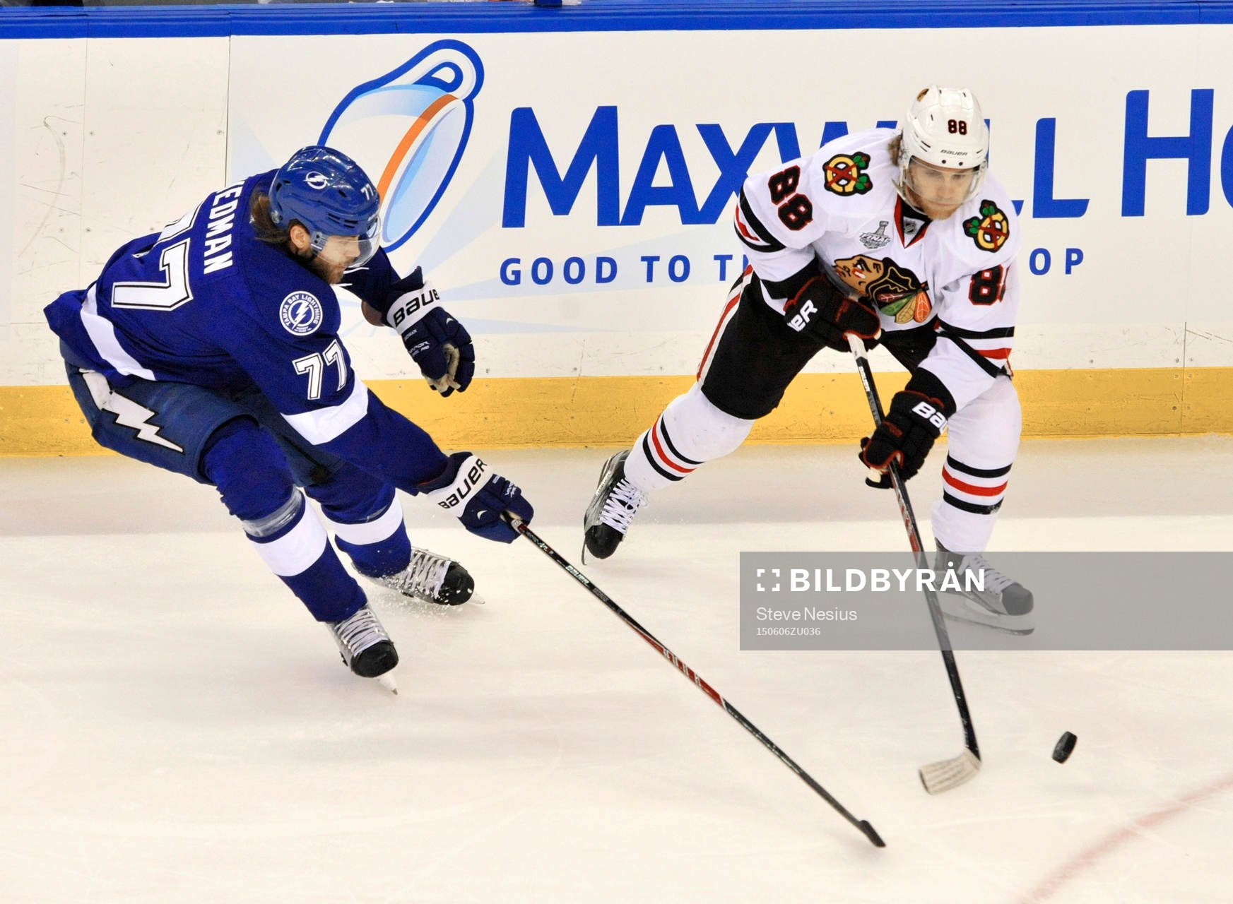 Lightning defenseman Victor Hedman (77) and Blackhawks