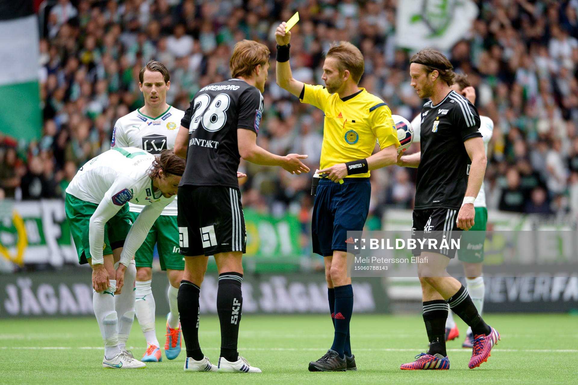 IFK Göteborgs Thomas Rogne får ett gult kort av Johan