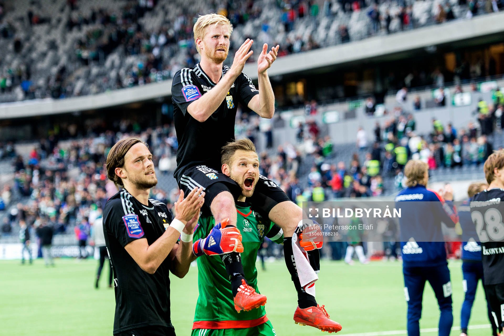 IFK Göteborgs Tom Pettersson, Thomas Mikkelsen och målvakt John Alvbåge jublar efter fotbollsmatchen i Allsvenskan mellan Hammarby och IFK Göteborg den 7 juni 2015 i Stockholm.