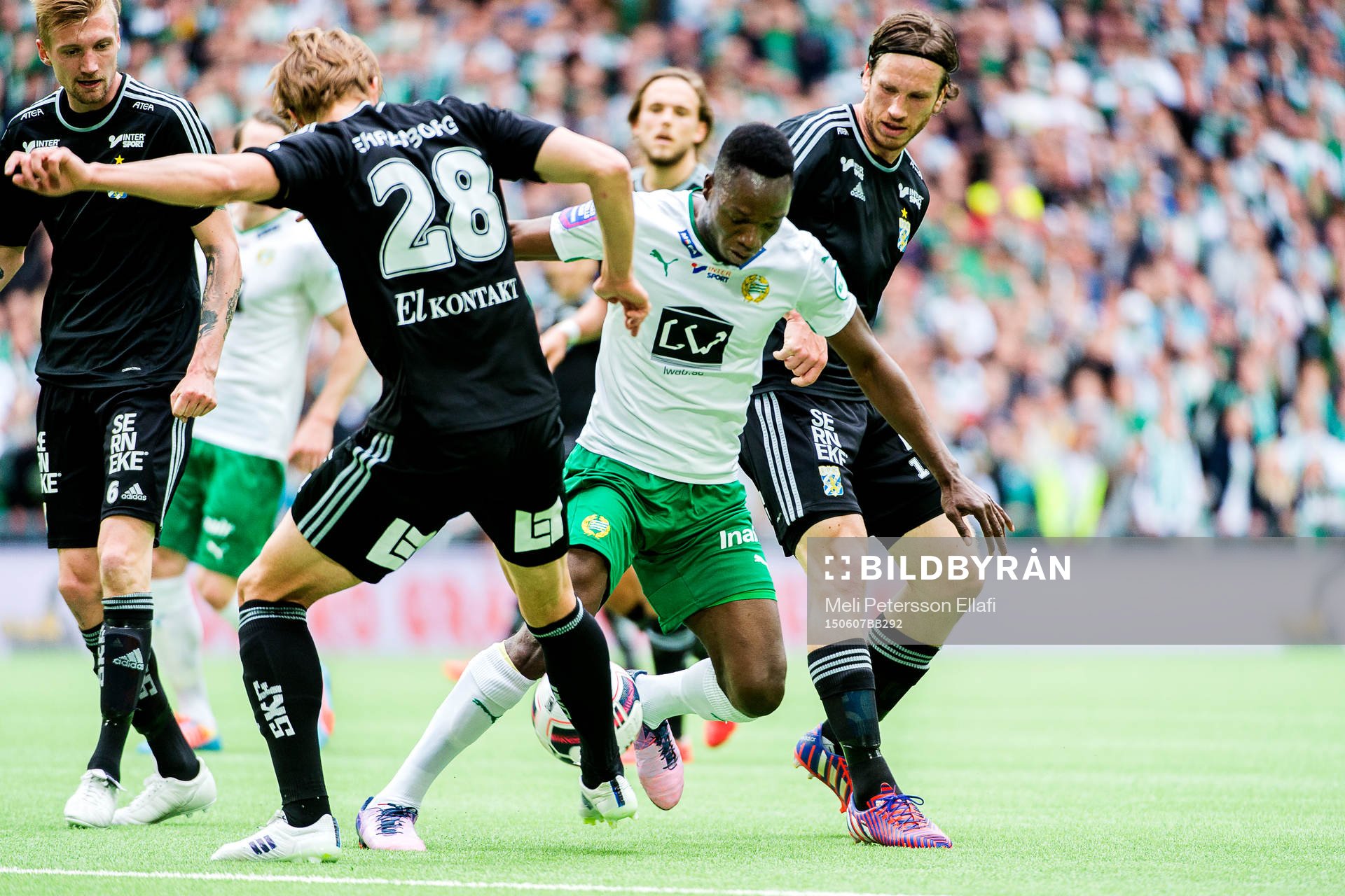 Hammarbys Amadaiya Rennie i en närkamp med IFK Göteborgs Thomas Rogne och Gustav Svensson under fotbollsmatchen i Allsvenskan mellan Hammarby och IFK Göteborg den 7 juni 2015 i Stockholm.