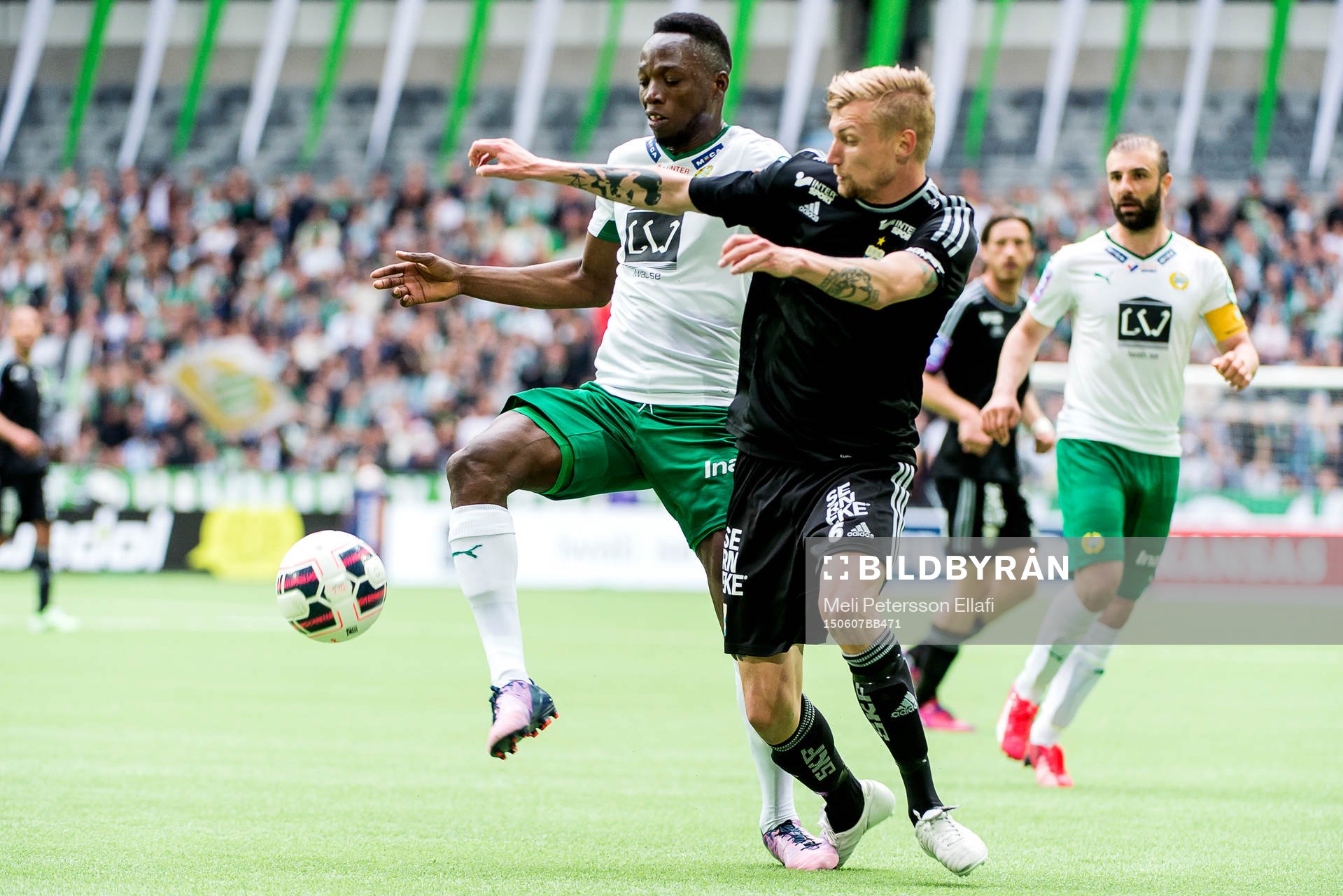 IFK Göteborgs Haitam Aleesami och Hammarbys Amadaiya Rennie i en närkamp under fotbollsmatchen i Allsvenskan mellan Hammarby och IFK Göteborg den 7 juni 2015 i Stockholm.
