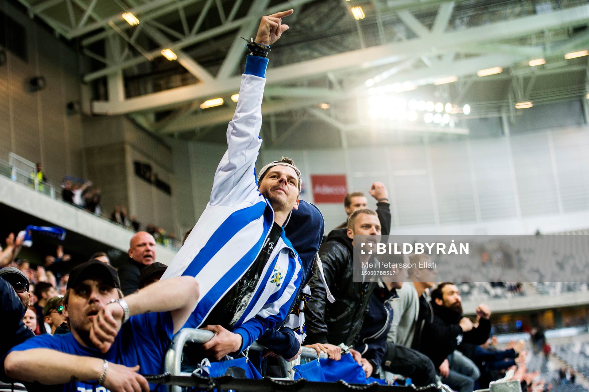 IFK Göteborgs supportrar pekar fingret åt Hammarbys