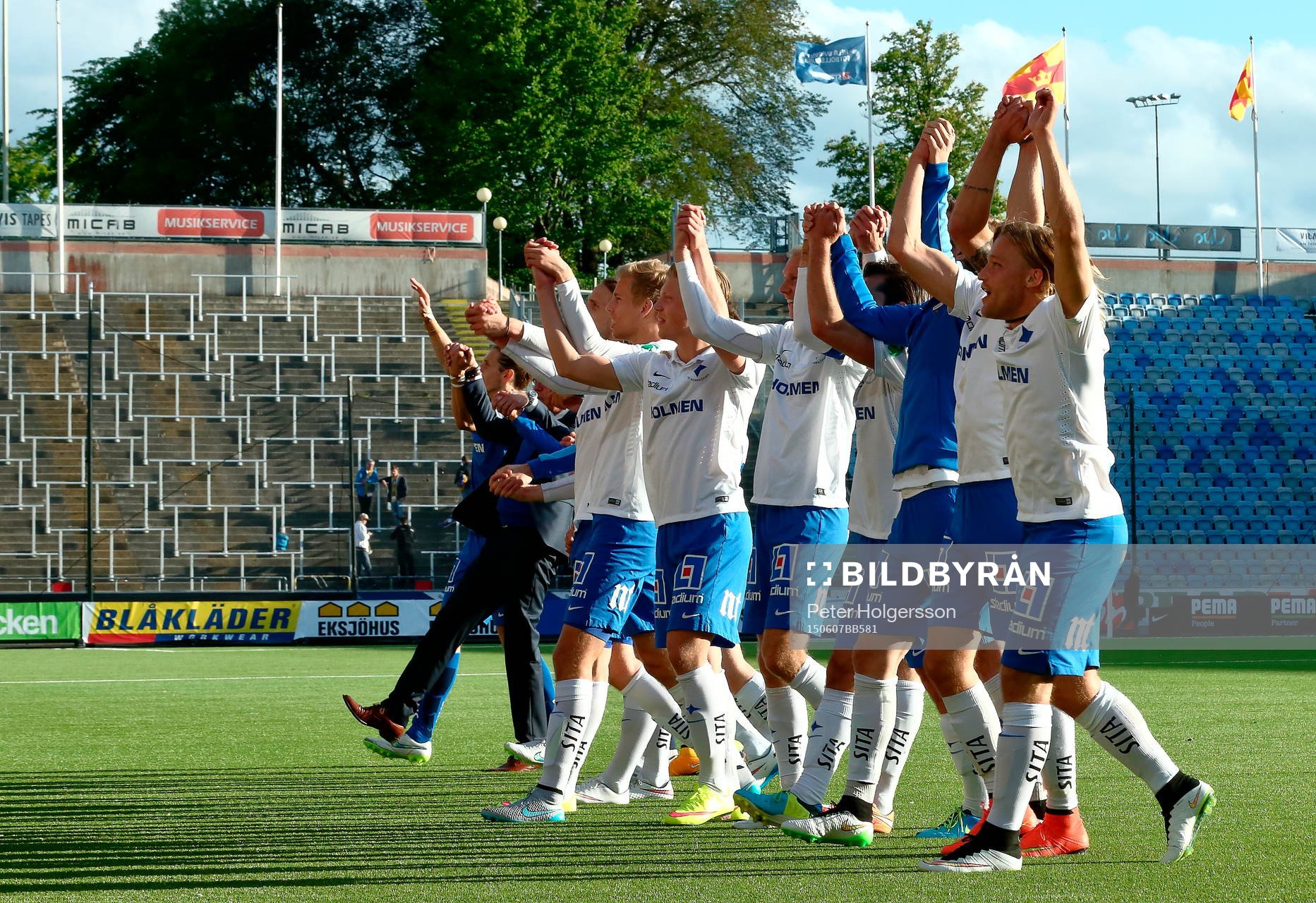 Norrköpings spelare tackar publiken i matchen mellan