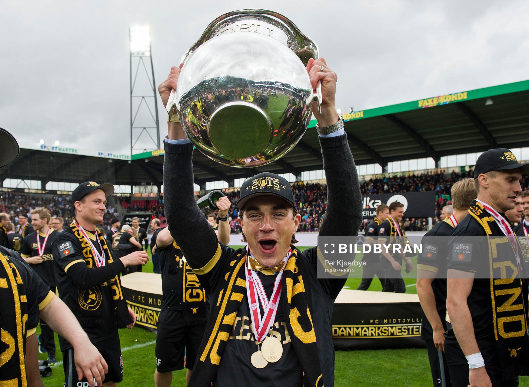 [DK=20150607: Petter Andersson, FC Midtjylland, med pokalen]