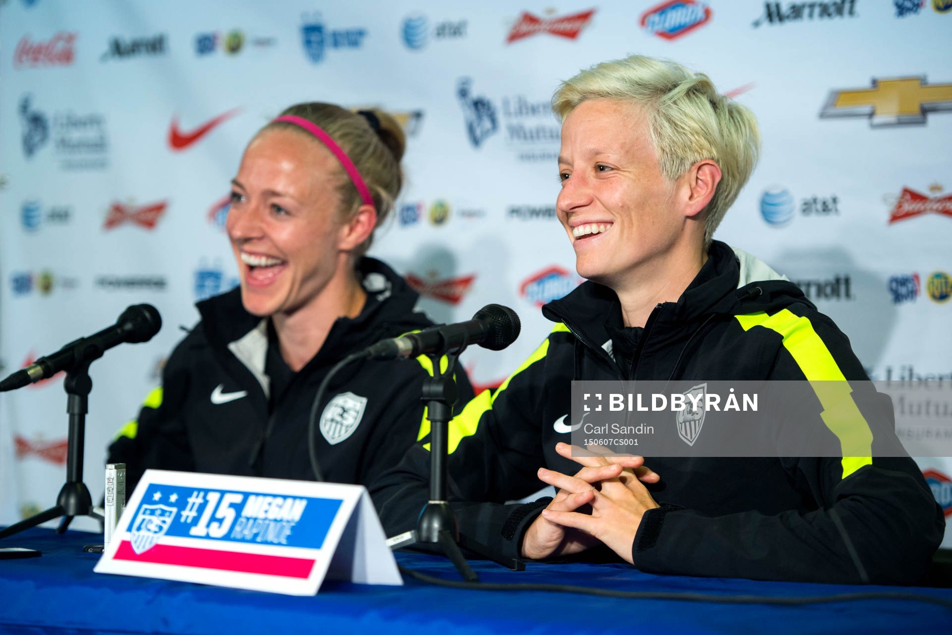 s Becky Sauerbrunn och Megan Rapinoe på en presskonferens