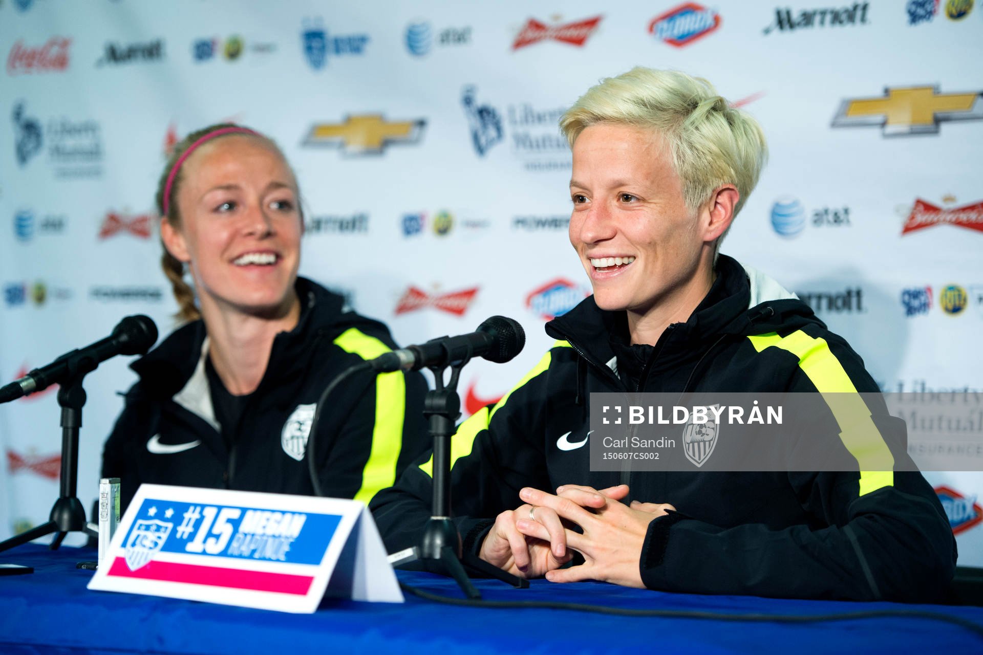 s Becky Sauerbrunn och Megan Rapinoe på en presskonferens