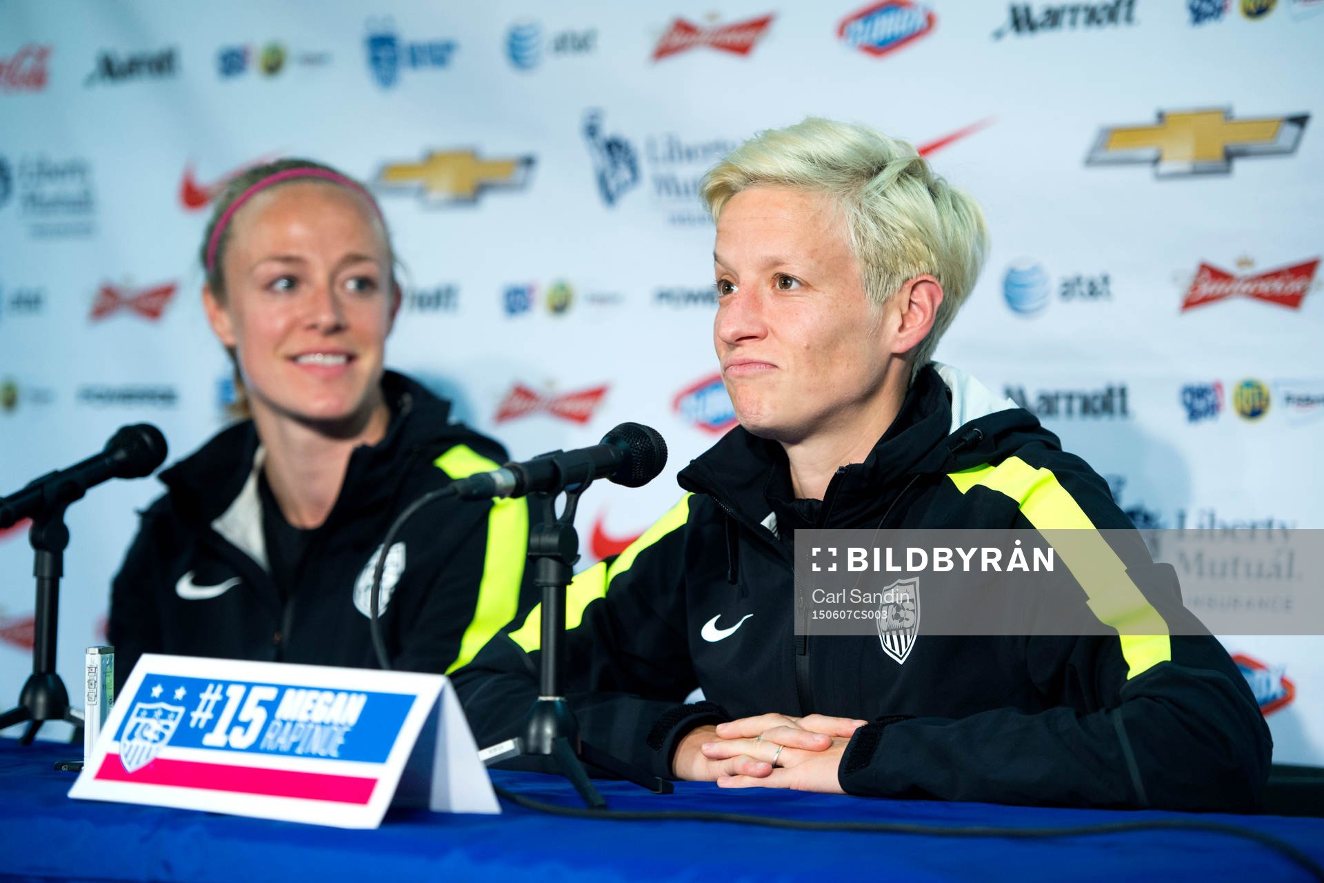 s Becky Sauerbrunn och Megan Rapinoe på en presskonferens