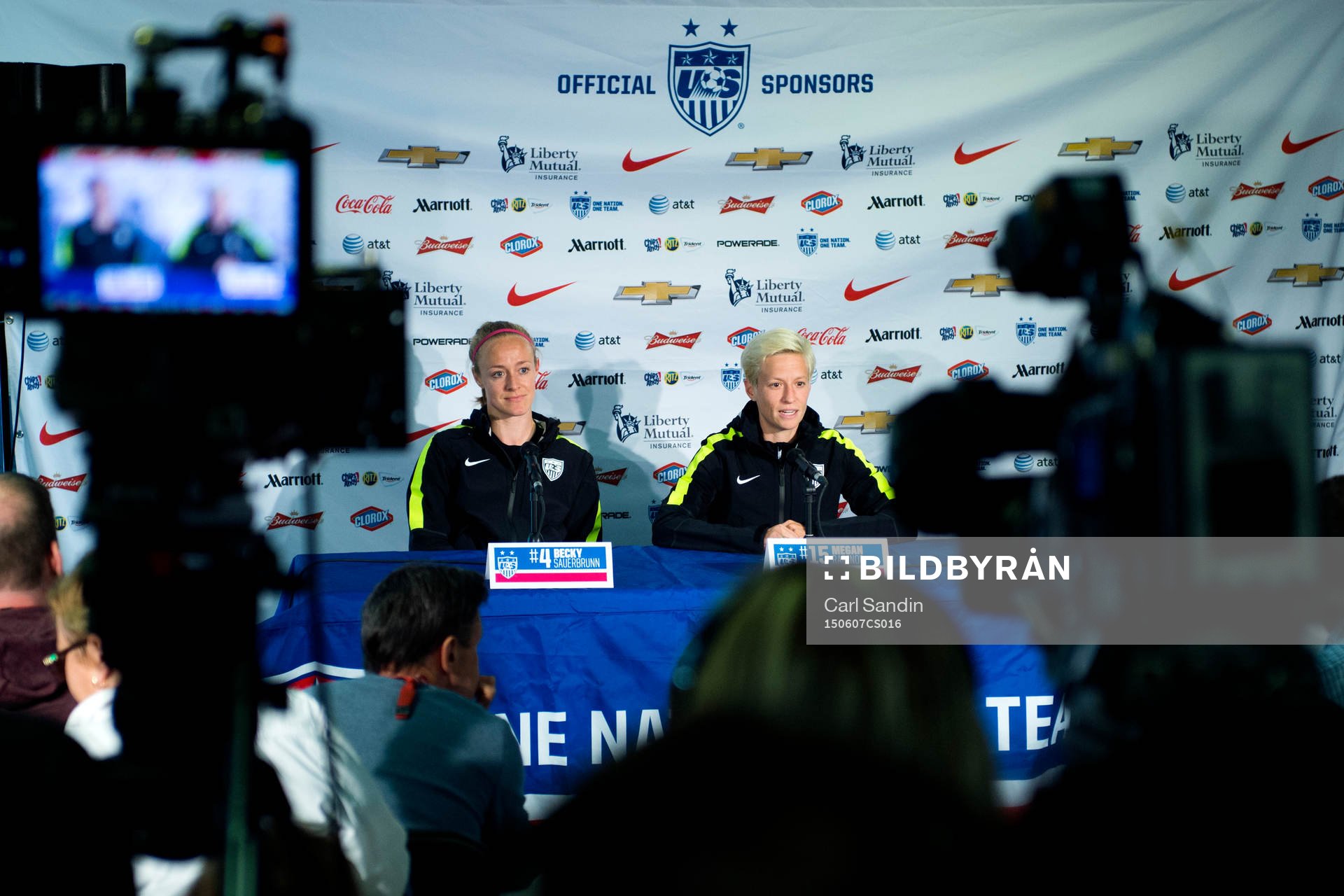 USA:s Becky Sauerbrunn och Megan Rapinoe på en presskonferens innan en träning den 7 juni 2015 i Winnipeg.