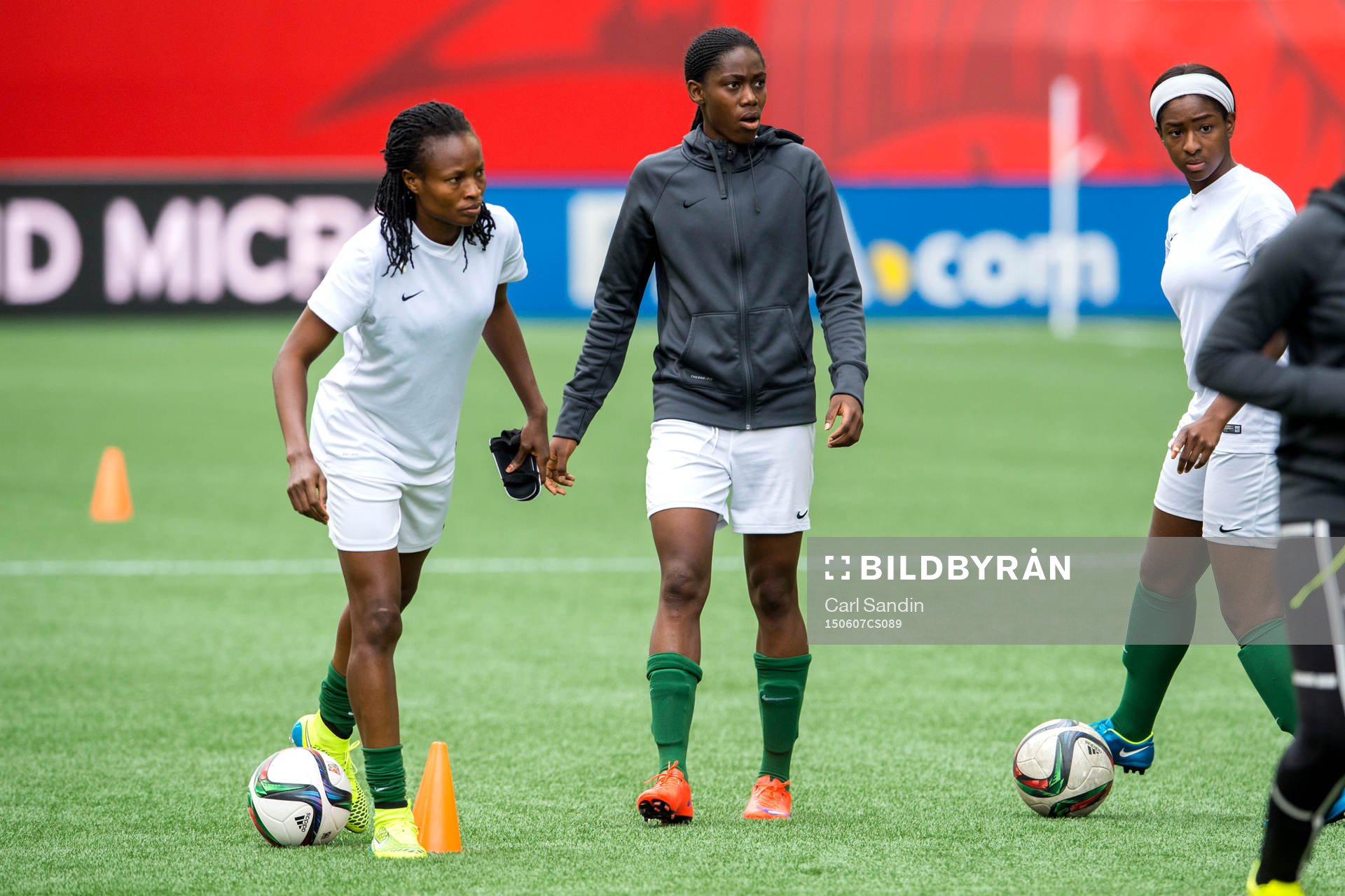 Nigerias Perpetua Nkwocha och Asisat Oshoala