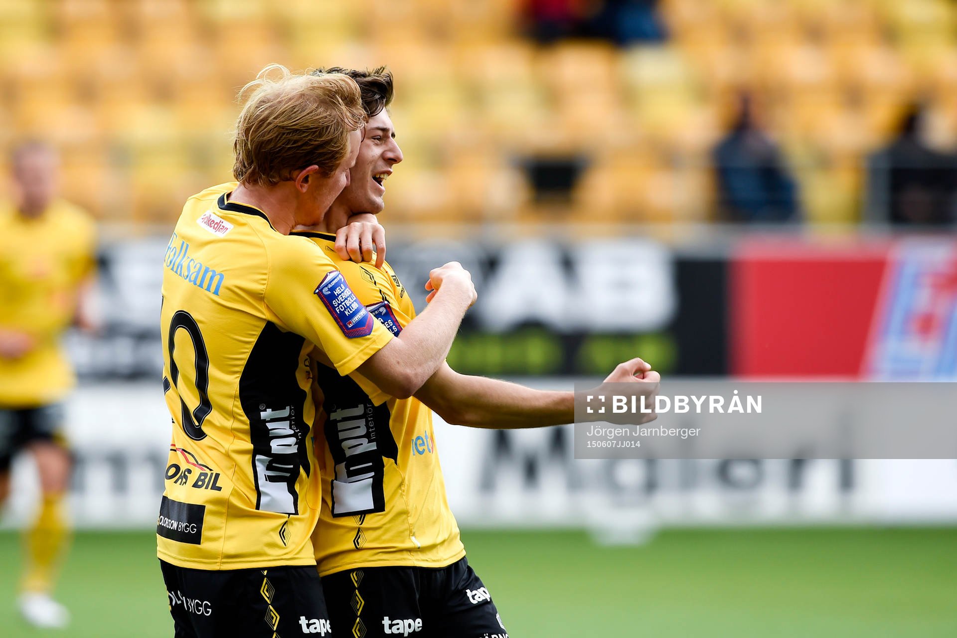 Elfsborgs Simon Lundevall och Arber Zeneli jublar