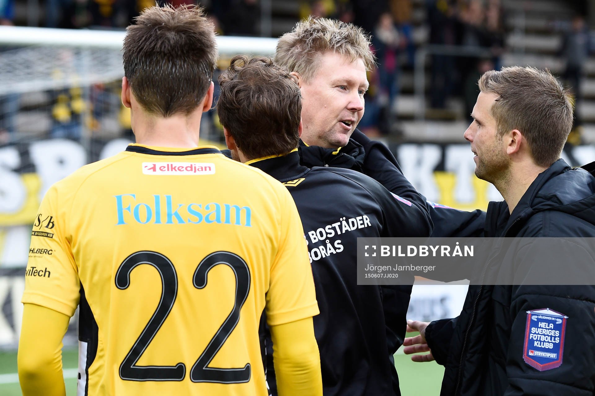 Elfsborgs assisterande tränare Peter Wettergren kramas om