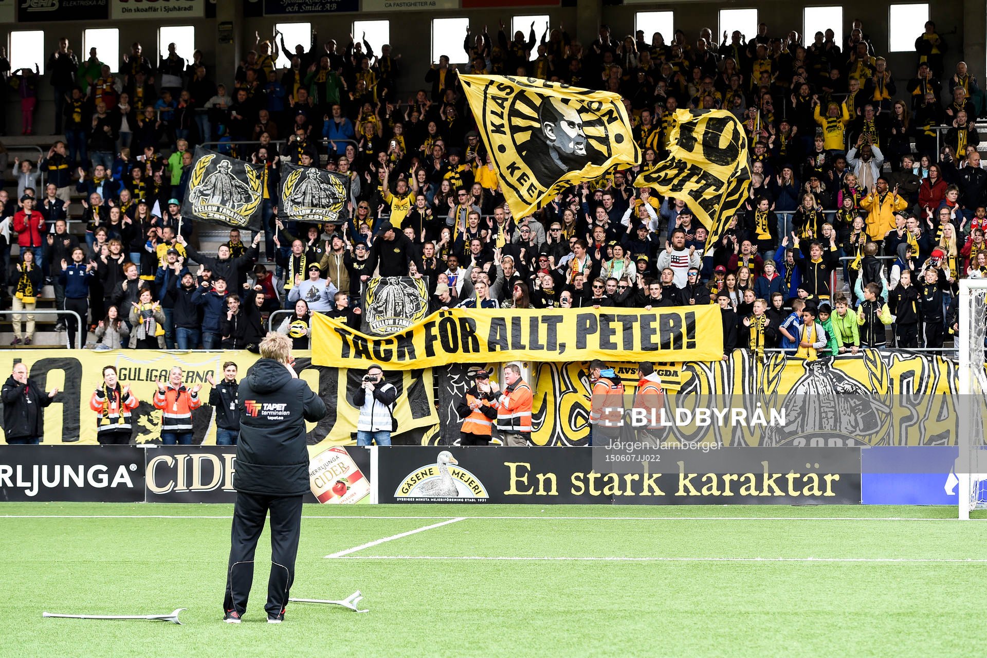 Supportrar tackar Elfsborgs assisterande tränare Peter