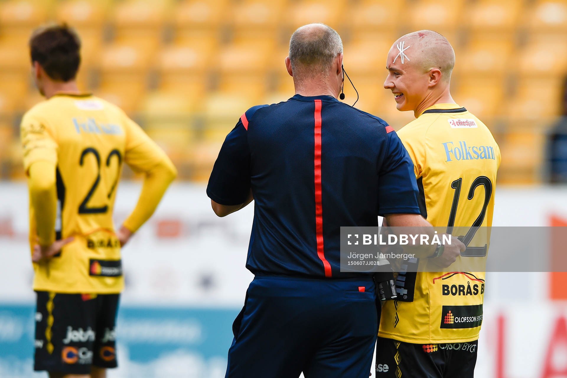 Elfsborgs Sebastian Holmén pratar med Domaren Martin
