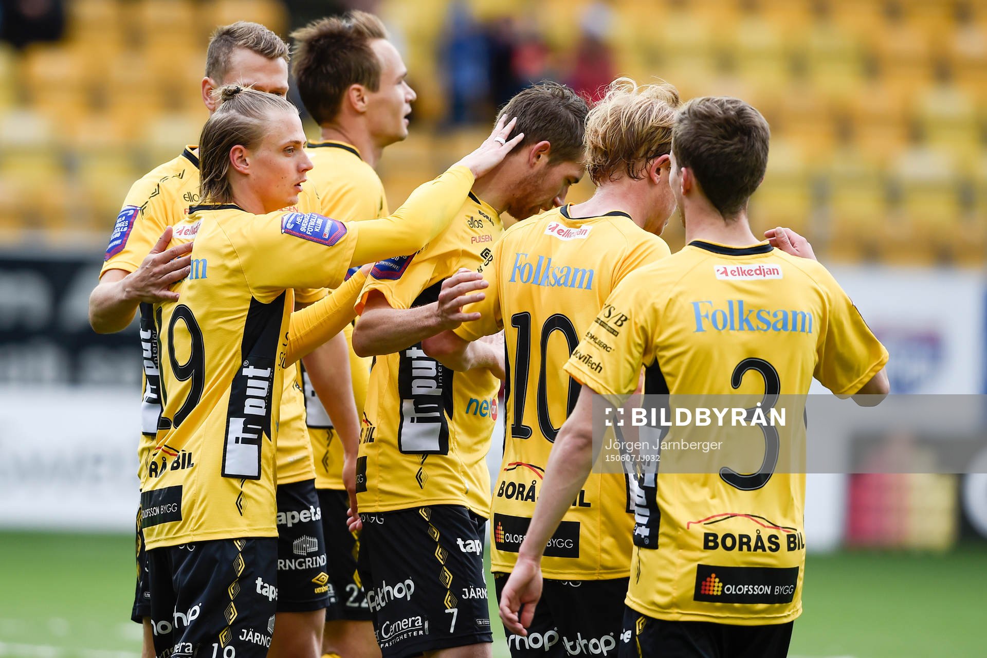 Elfsborgs Simon Hedlund jublar tillsammans med spelare efter att ha gjort 5-1 under en fotbollsmatch i Allsvenskan mellan Elfsborg och Gefle den 7 juni 2015 i Borås.