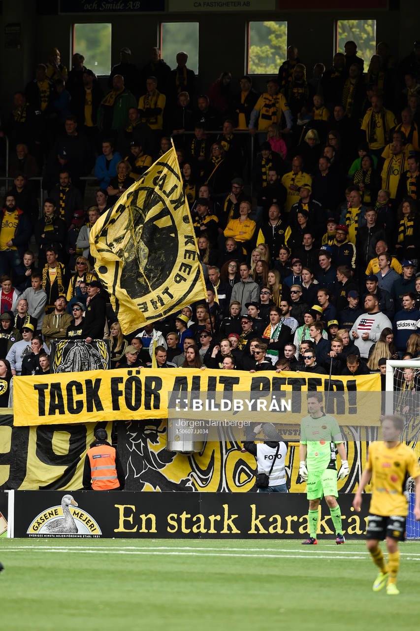 Elfsborgs supportrar med banderoll Tack för allt, Peter