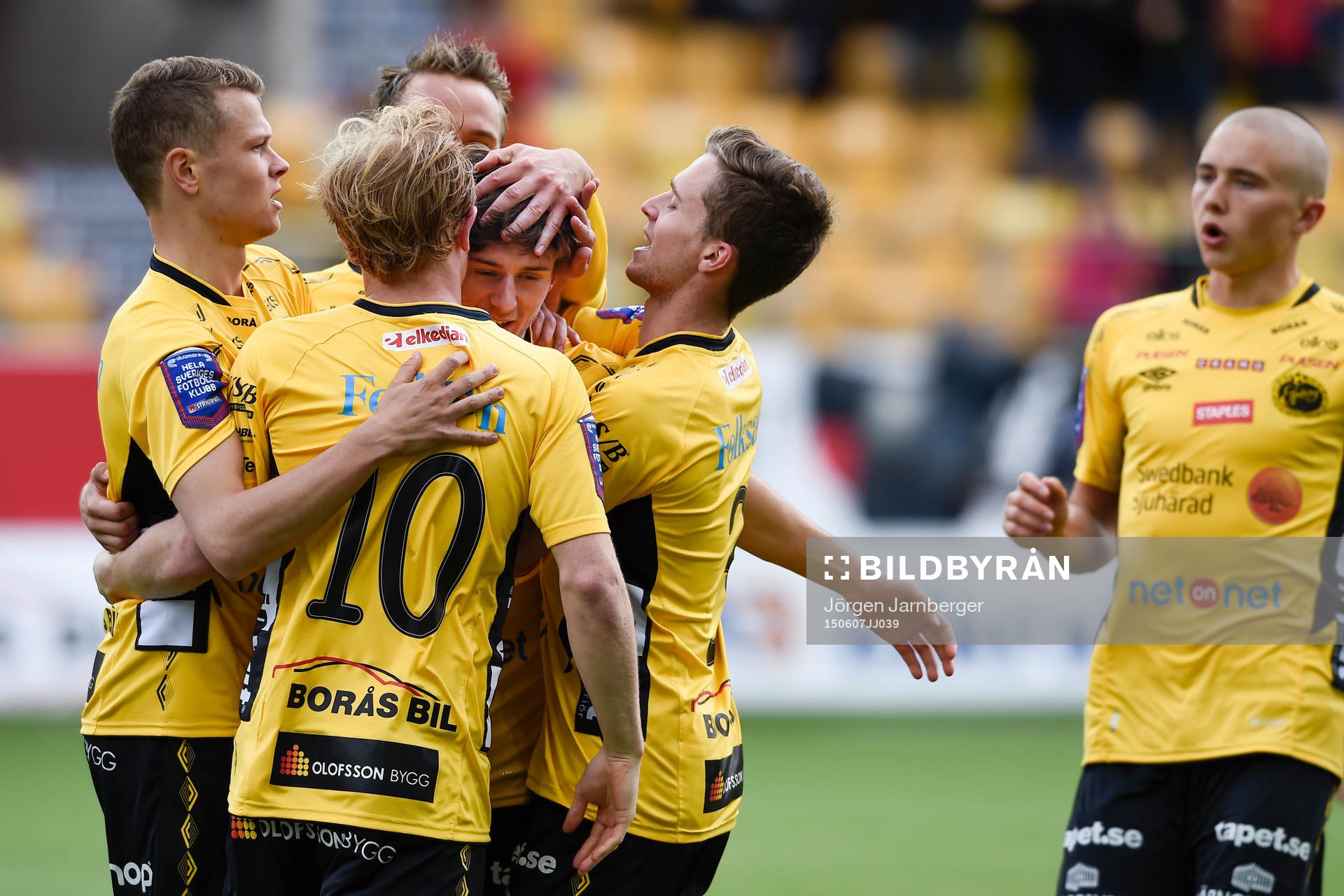 Elfsborgs Arber Zeneli kramas om av Viktor Claesson, Viktor