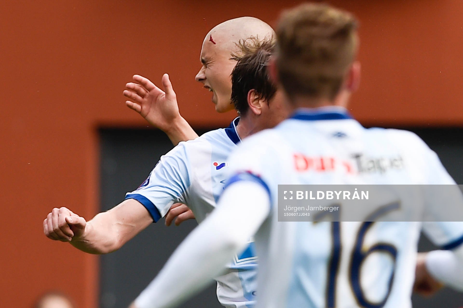 Elfsborgs Sebastian Holmén kolliderar med en Gefle spelare