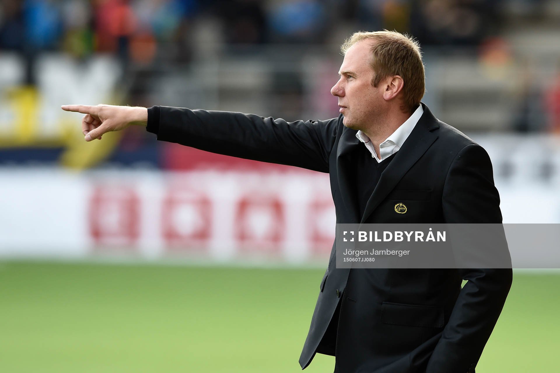 Elfsborgs manager Magnus Haglund pekar