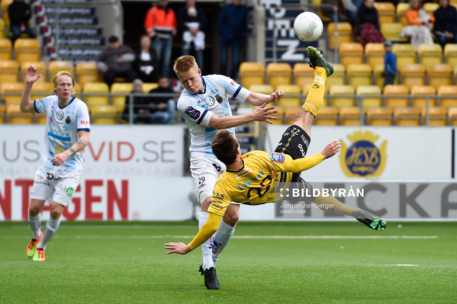 Elfsborgs Viktor Prodell försöker sig på en konstspark