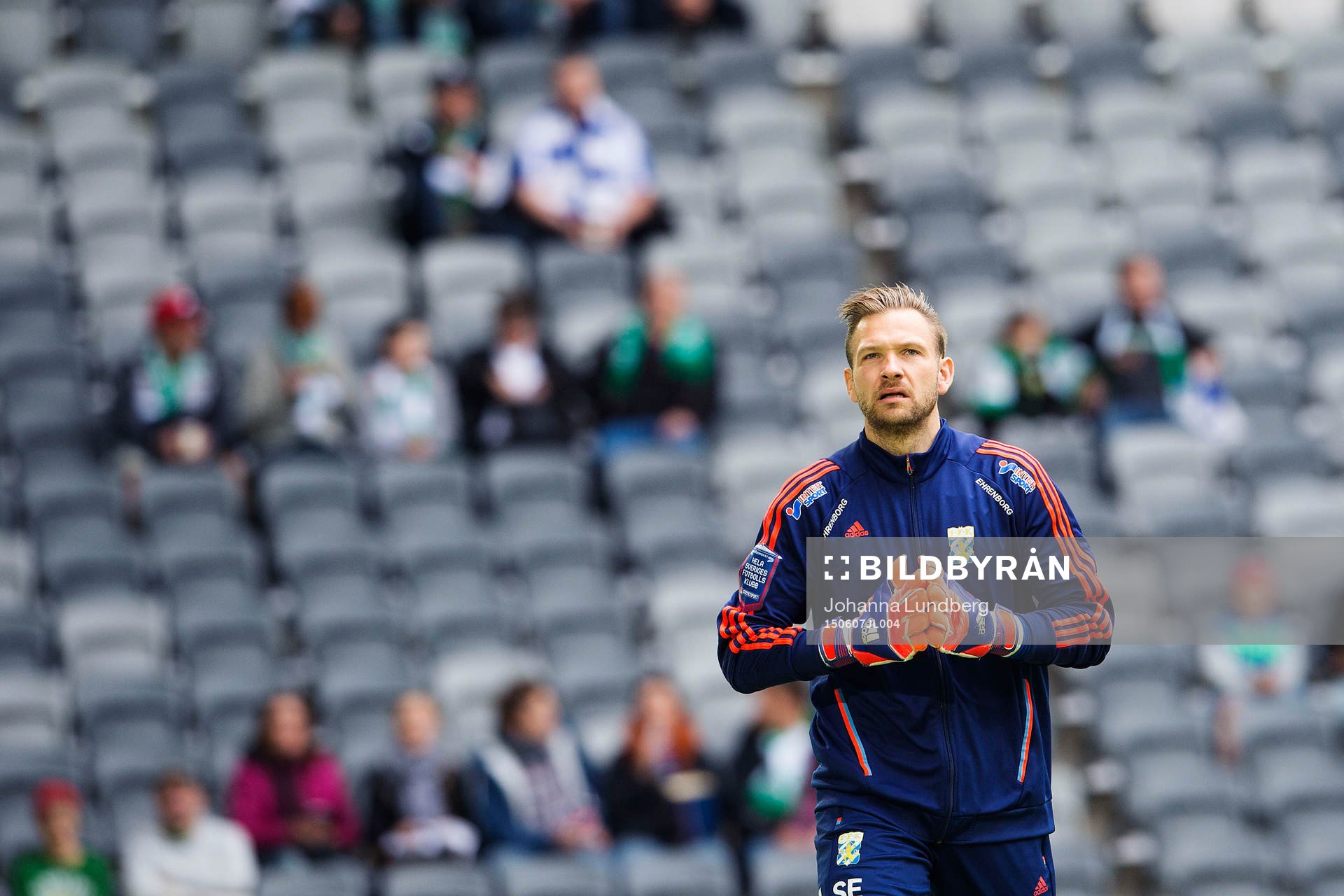 IFK Göteborgs målvakt John Alvbåge värmer upp