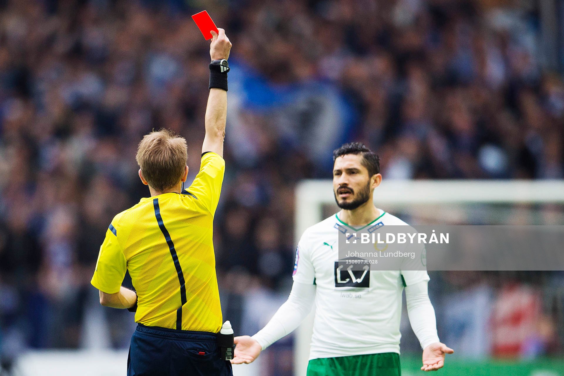 Hammarbys Pablo Pinones-Arce tilldelas ett rött kort