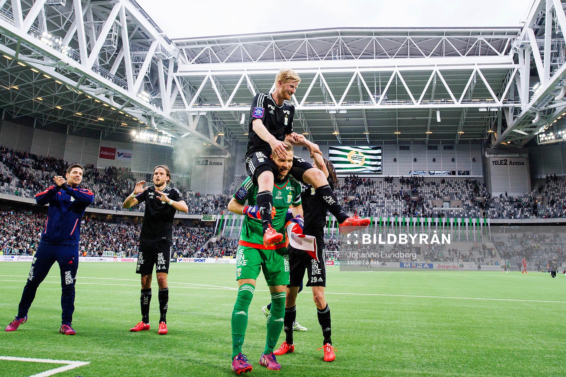 IFK Göteborgs Thomas Mikkelsen, målvakt John Alvbåge och Lasse Vibe jublar efter fotbollsmatchen i Allsvenskan mellan Hammarby och IFK Göteborg den 7 juni 2015 i Stockholm.