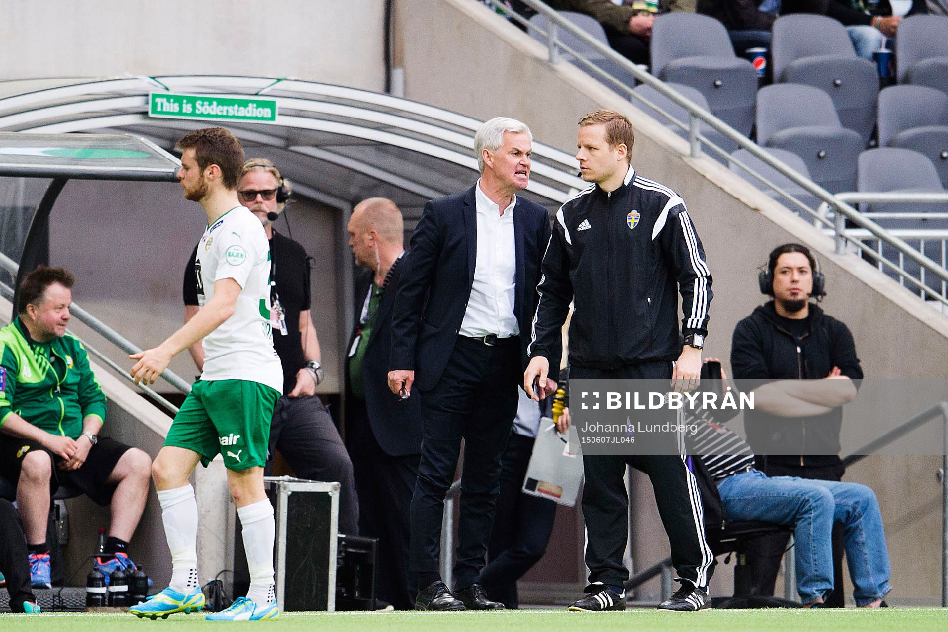 Hammarbys tränare Nanne Bergstrand är framme och pratar