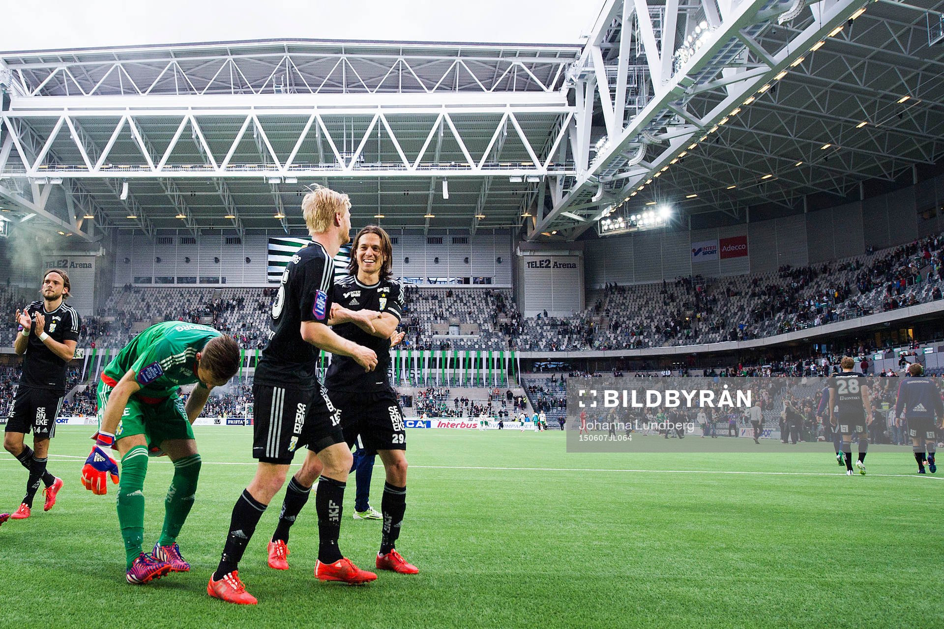 IFK Göteborgs Tom Pettersson, Thomas Mikkelsen och målvakt John Alvbåge jublar efter fotbollsmatchen i Allsvenskan mellan Hammarby och IFK Göteborg den 7 juni 2015 i Stockholm.