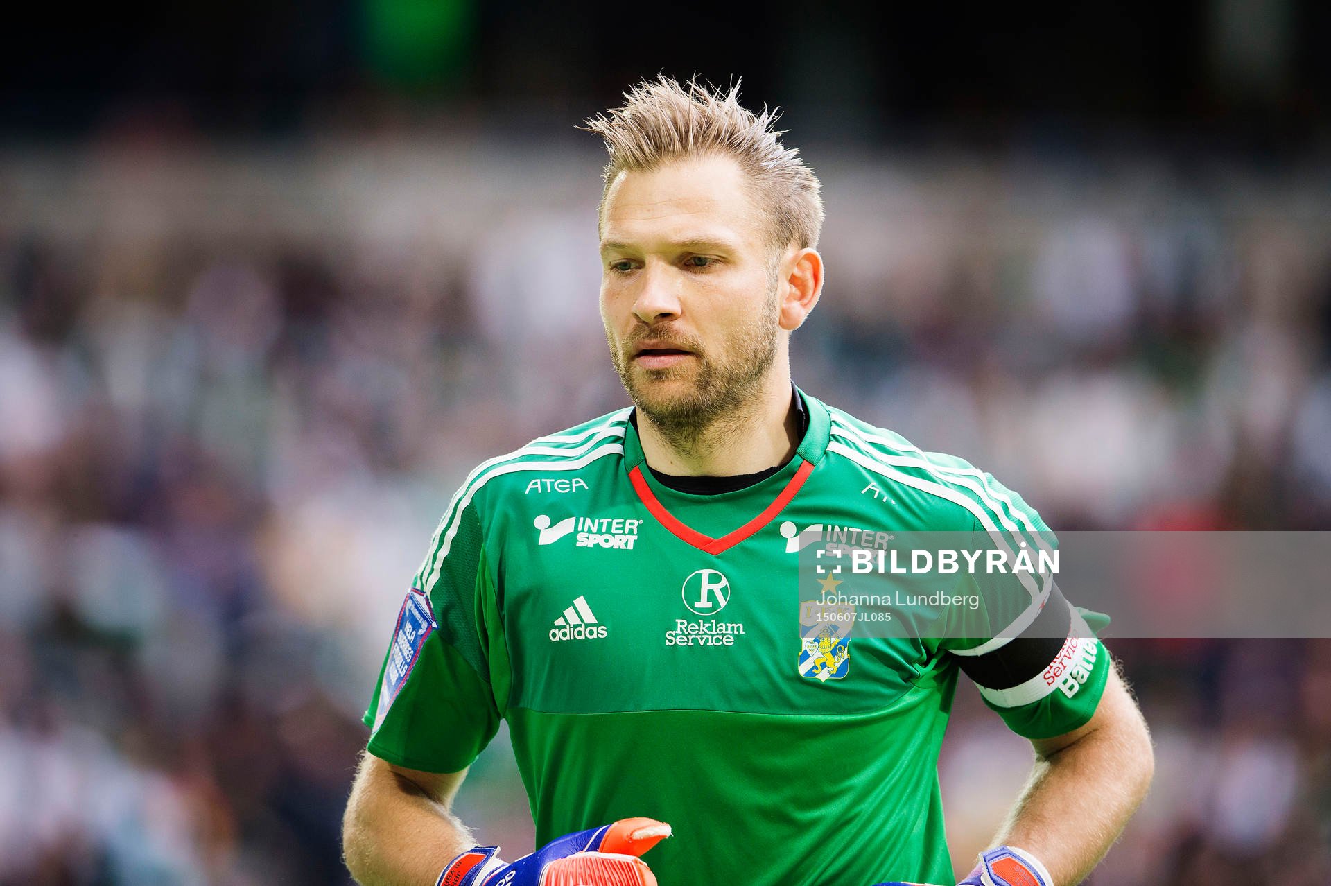 IFK Göteborgs målvakt John Alvbåge har ett sorgeband