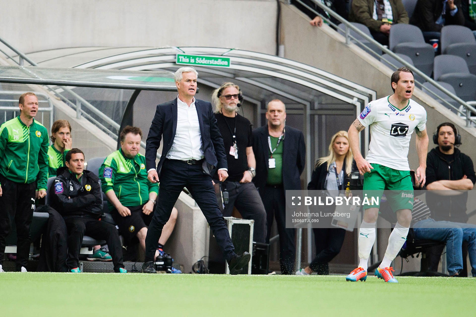 Hammarbys tränare Nanne Bergstrand hoppar upp och reagerar