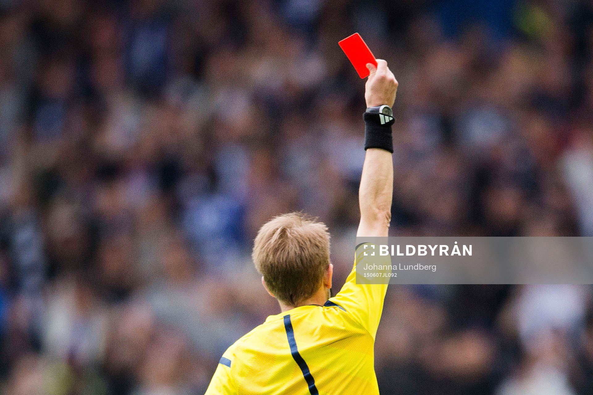 Domare Johan Hamlin delar ut ett rött kort