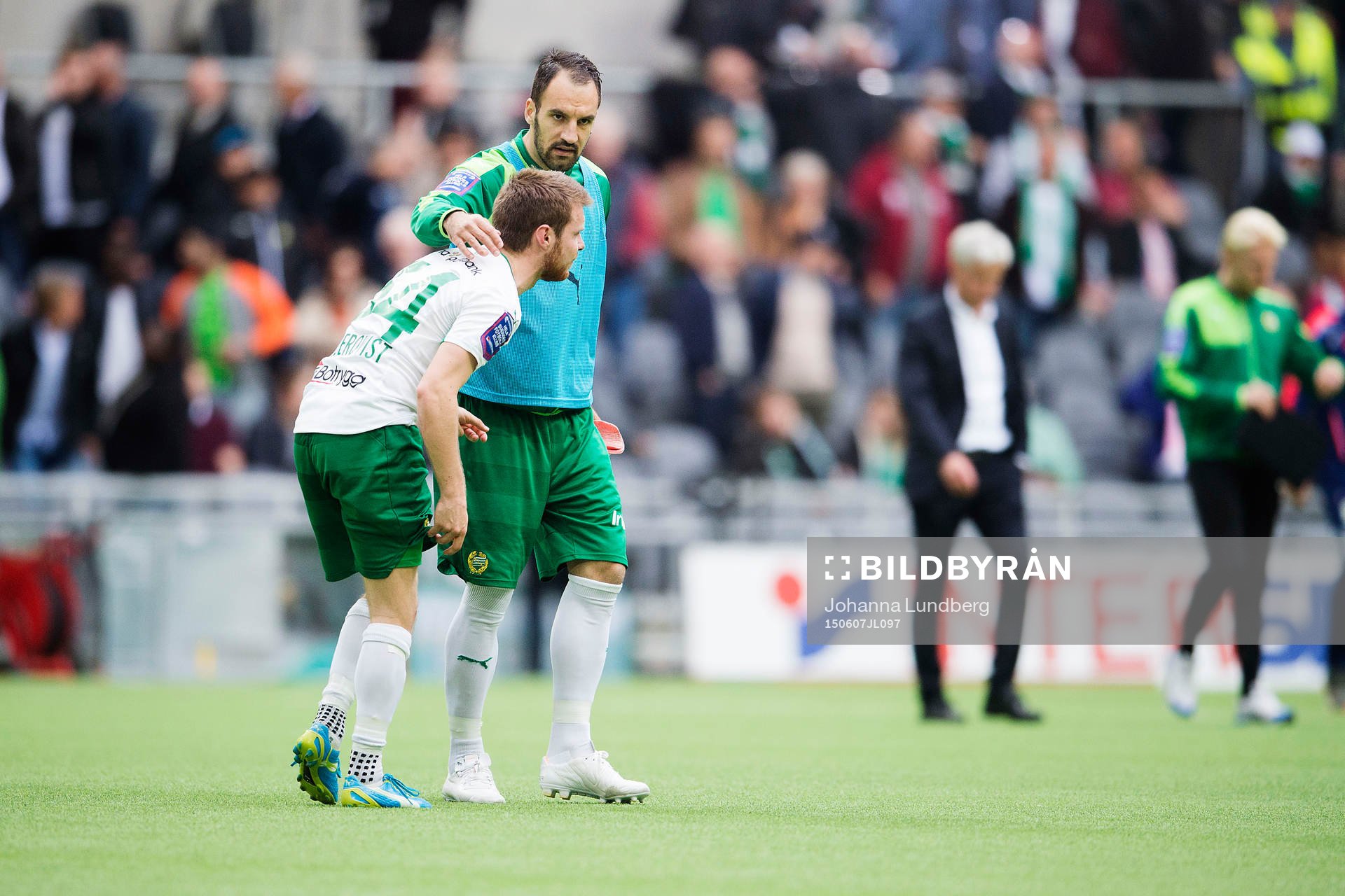 Hammarbys Måns Söderqvist blir tröstad av Marko
