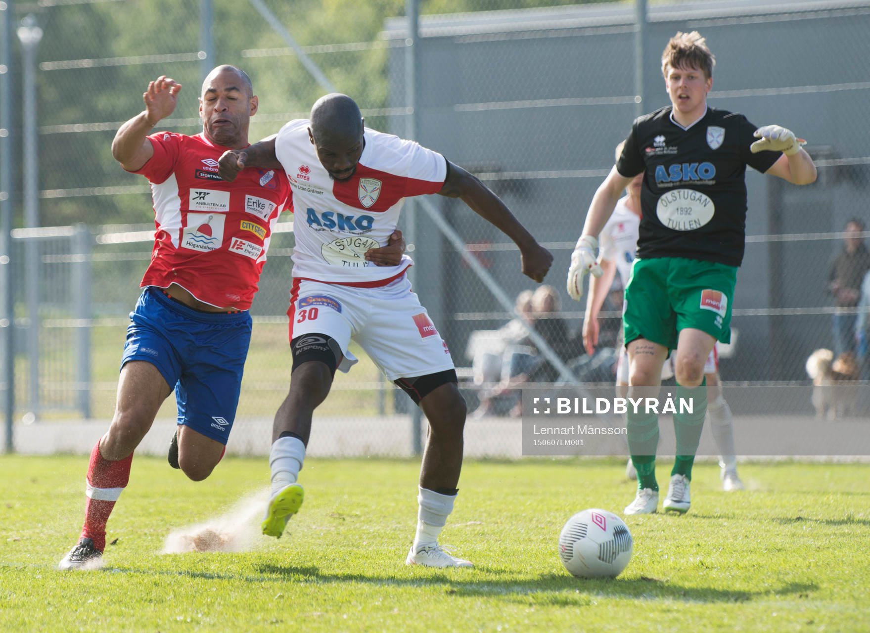 Assyriskas Jimmy Dixon och Höganäs Solo Hammar i matchen i division 2 Västra Götaland mellan Höganäs BK och Assyriska BK i Höganäs 7 juni 2015.