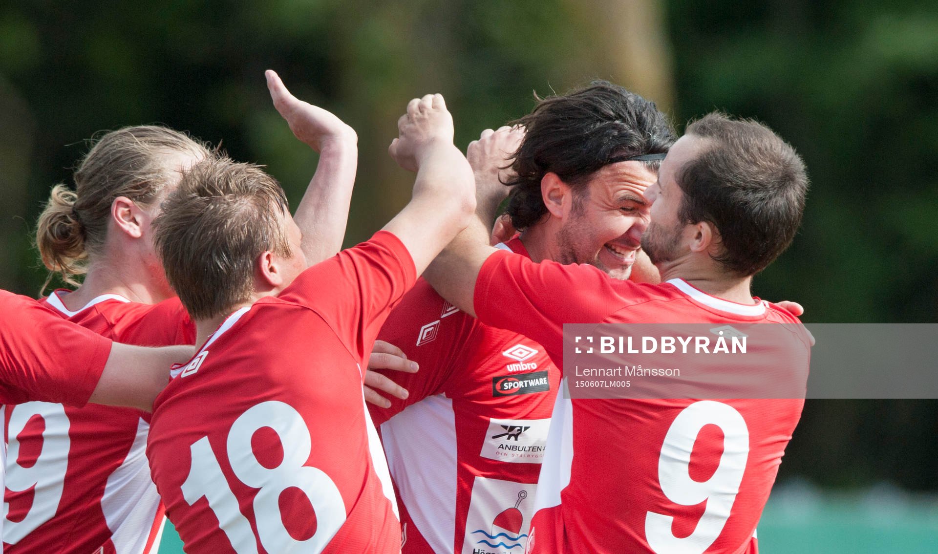 Höganäs Visar Nikqi har gjort 1-0 och grattas med