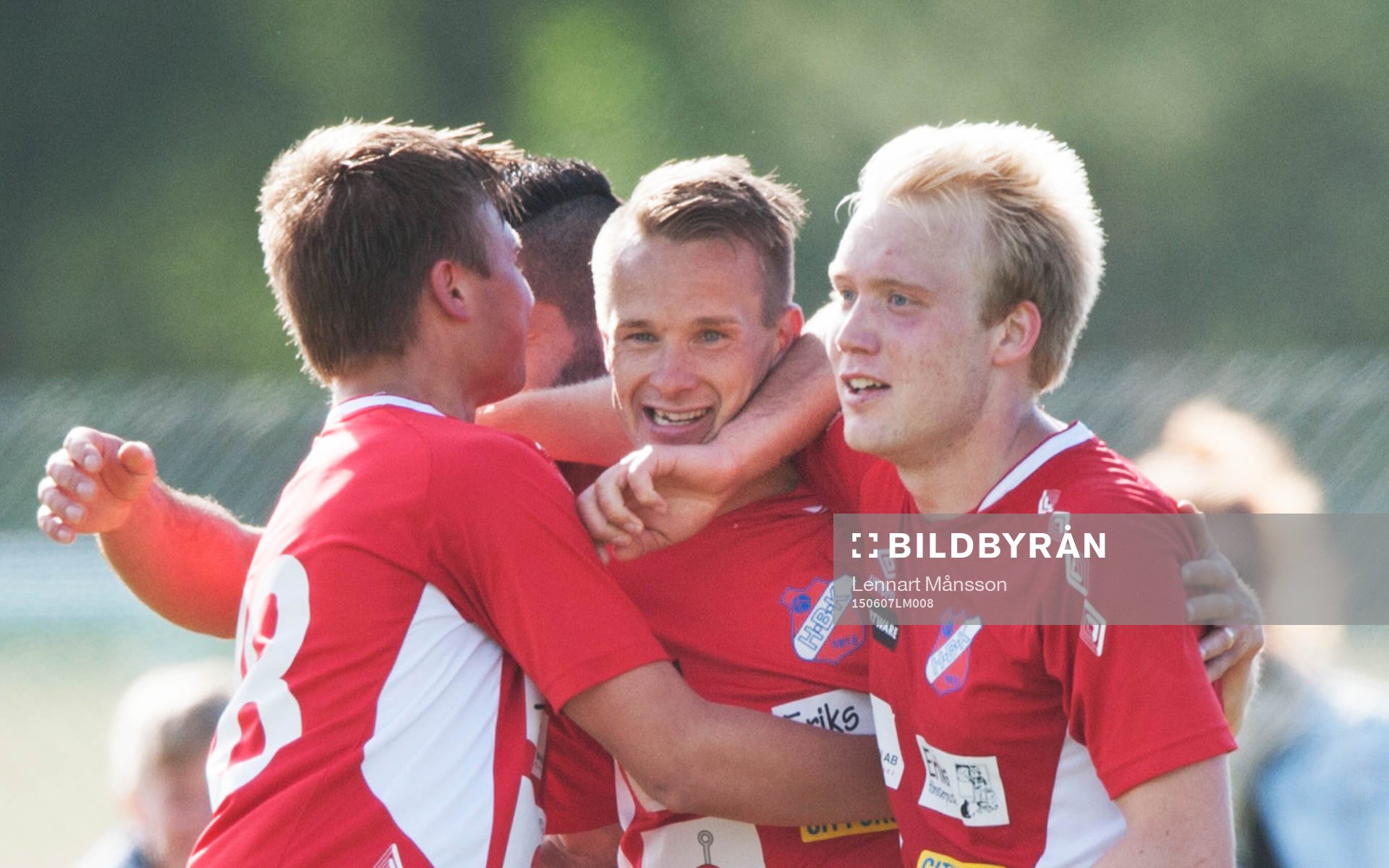 Höganäs Fredrik Svanbäck har gjort 2-0 och grattas i