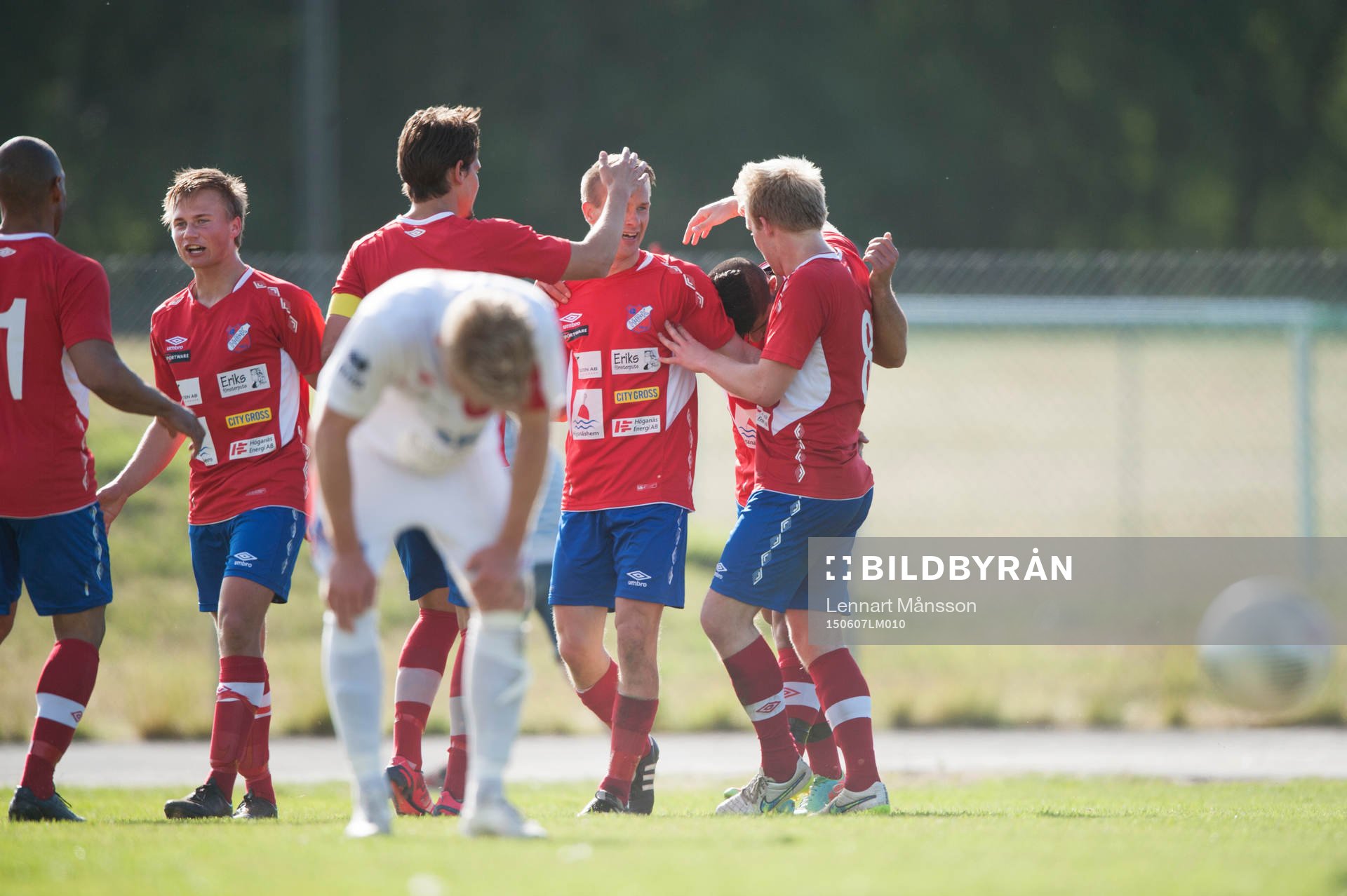 Höganäs Fredrik Svanbäck har gjort 2-0 och grattas medan