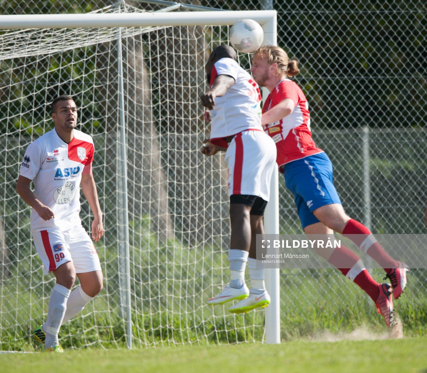 Assyriskas Jimmy Dixon och Höganäs Robin Hofsöi matchen
