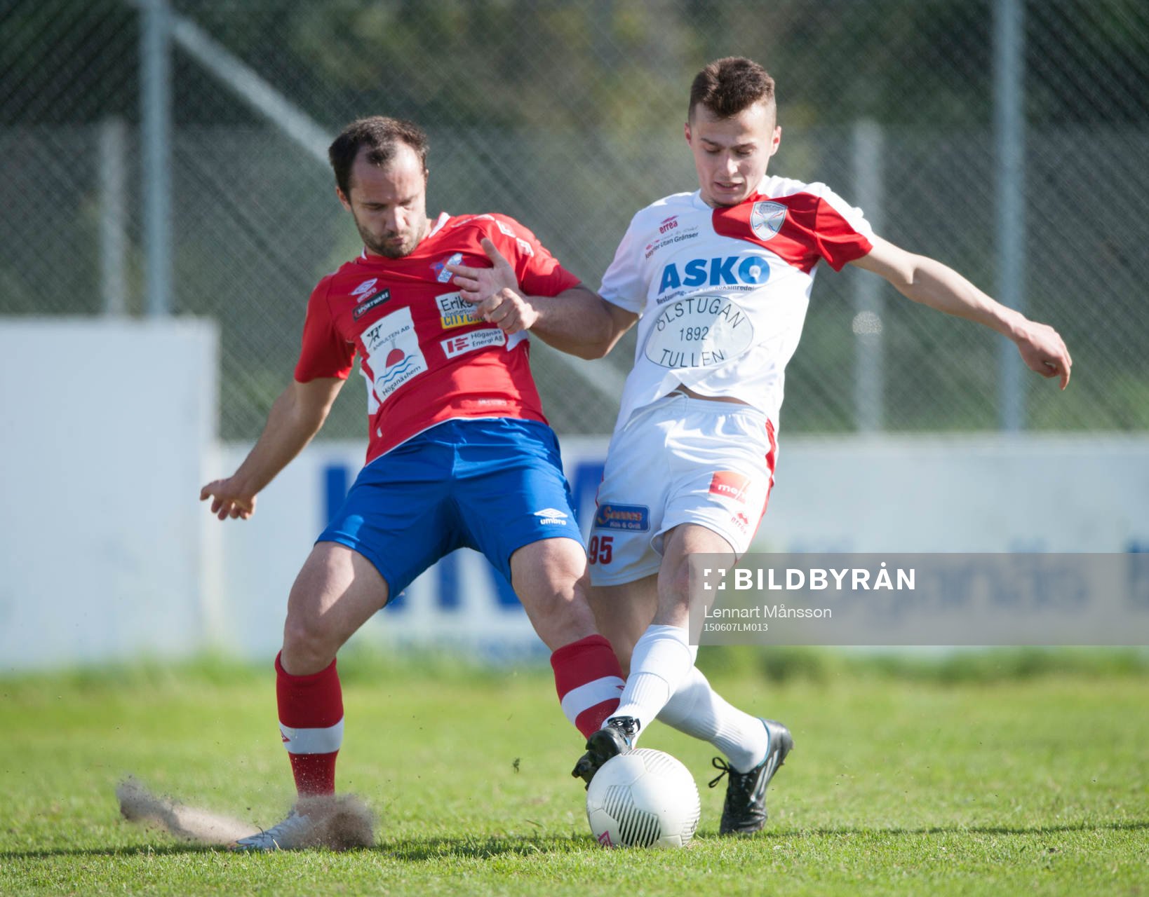 Höganäs Kastriot Sogajeva och Assyriskas Meriton Qoraj i matchen i division 2 Västra Götaland mellan Höganäs BK och Assyriska BK i Höganäs 7 juni 2015.