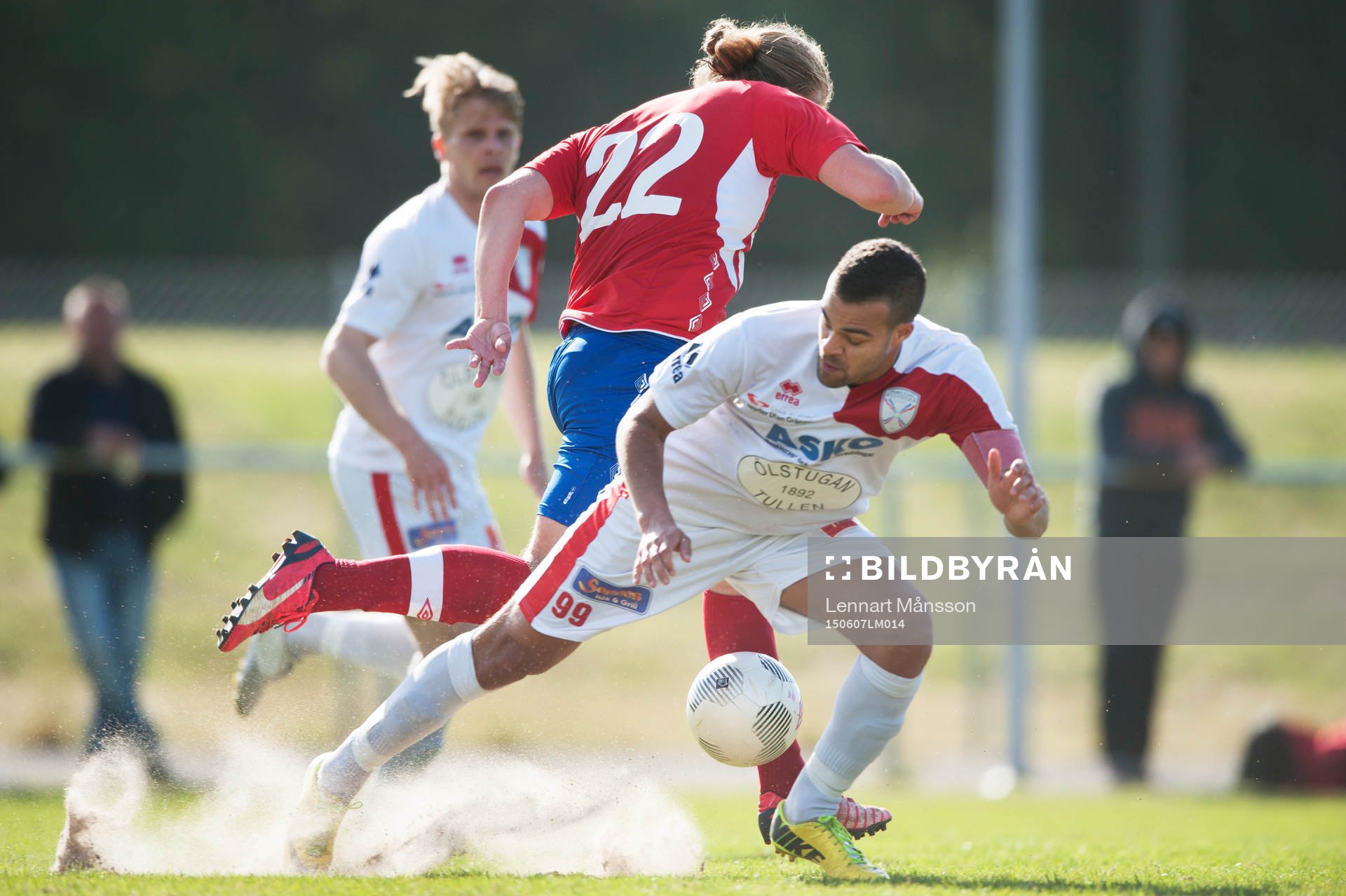 Assyriskas Johan Friberg och Höganäs Robin Hofsö i matchen i division 2 Västra Götaland mellan Höganäs BK och Assyriska BK i Höganäs 7 juni 2015.