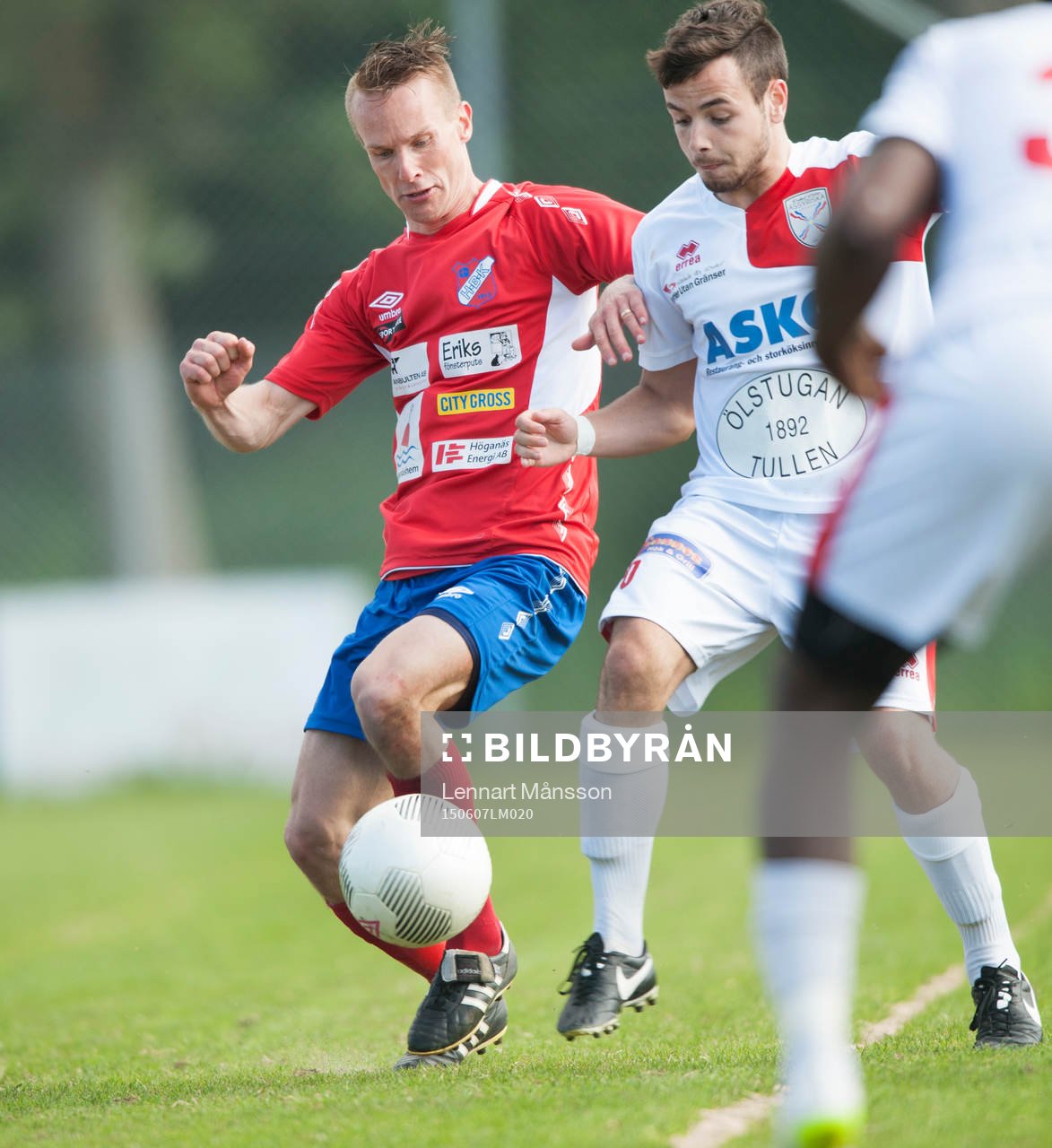  Höganäs Fredrik Svanbäck och Assyriskas Meriton Qoraj i matchen i division 2 Västra Götaland mellan Höganäs BK och Assyriska BK i Höganäs 7 juni 2015.