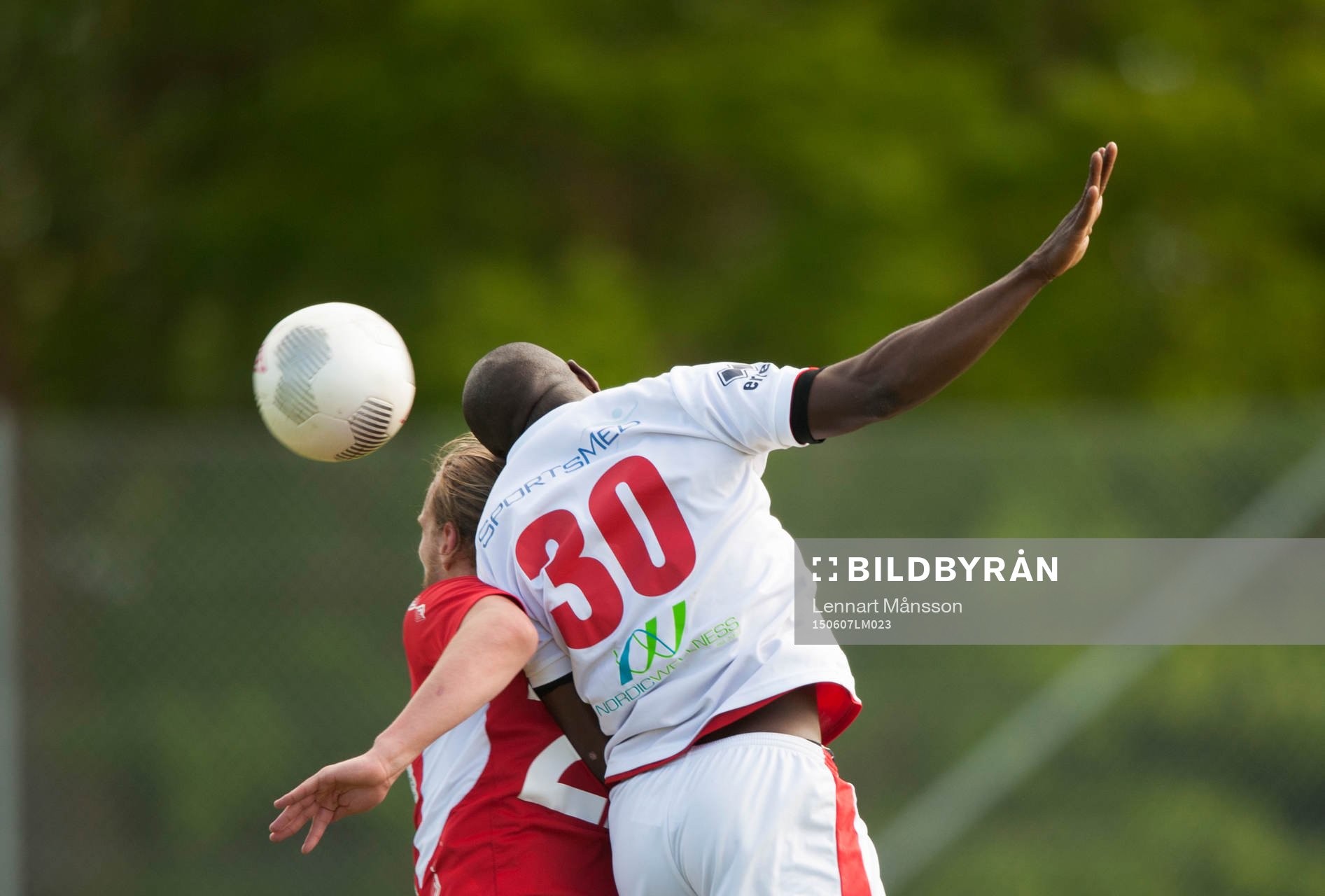 Höganäs Måns Carlsen och Assyriskas Jimmy Dixon i matchen i division 2 Västra Götaland mellan Höganäs BK och Assyriska BK i Höganäs 7 juni 2015.