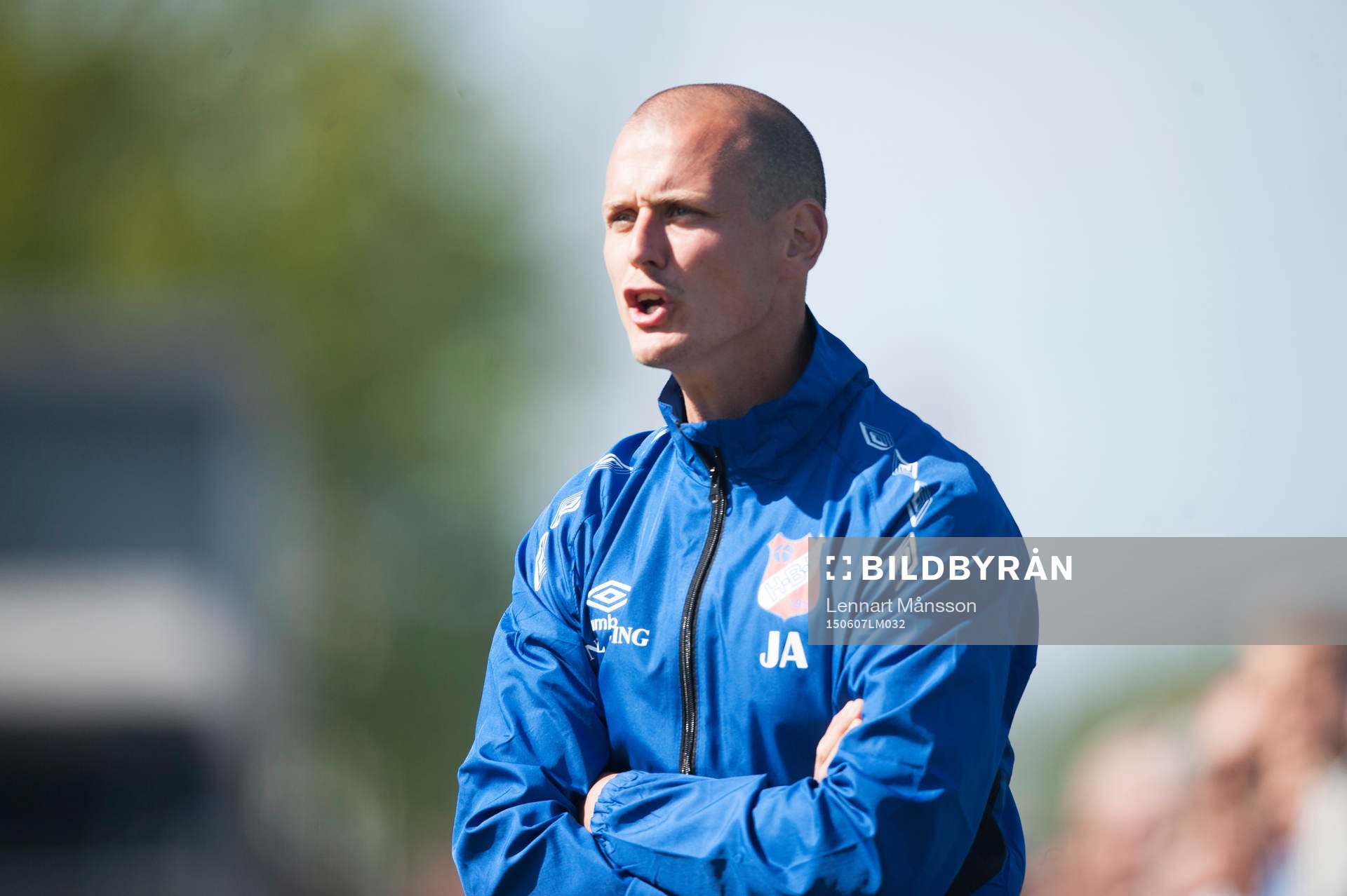Höganäs tränare Jakob Augustsson i matchen i division 2