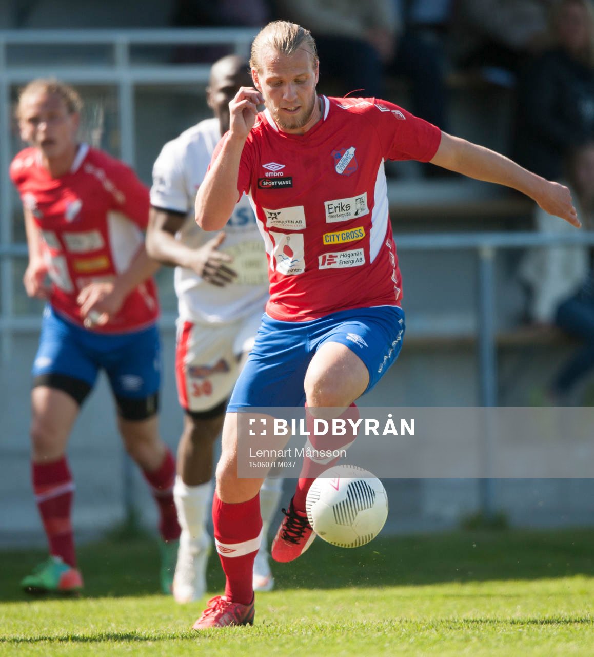 Höganäs Robin Hofsö i matchen i division 2 Västra