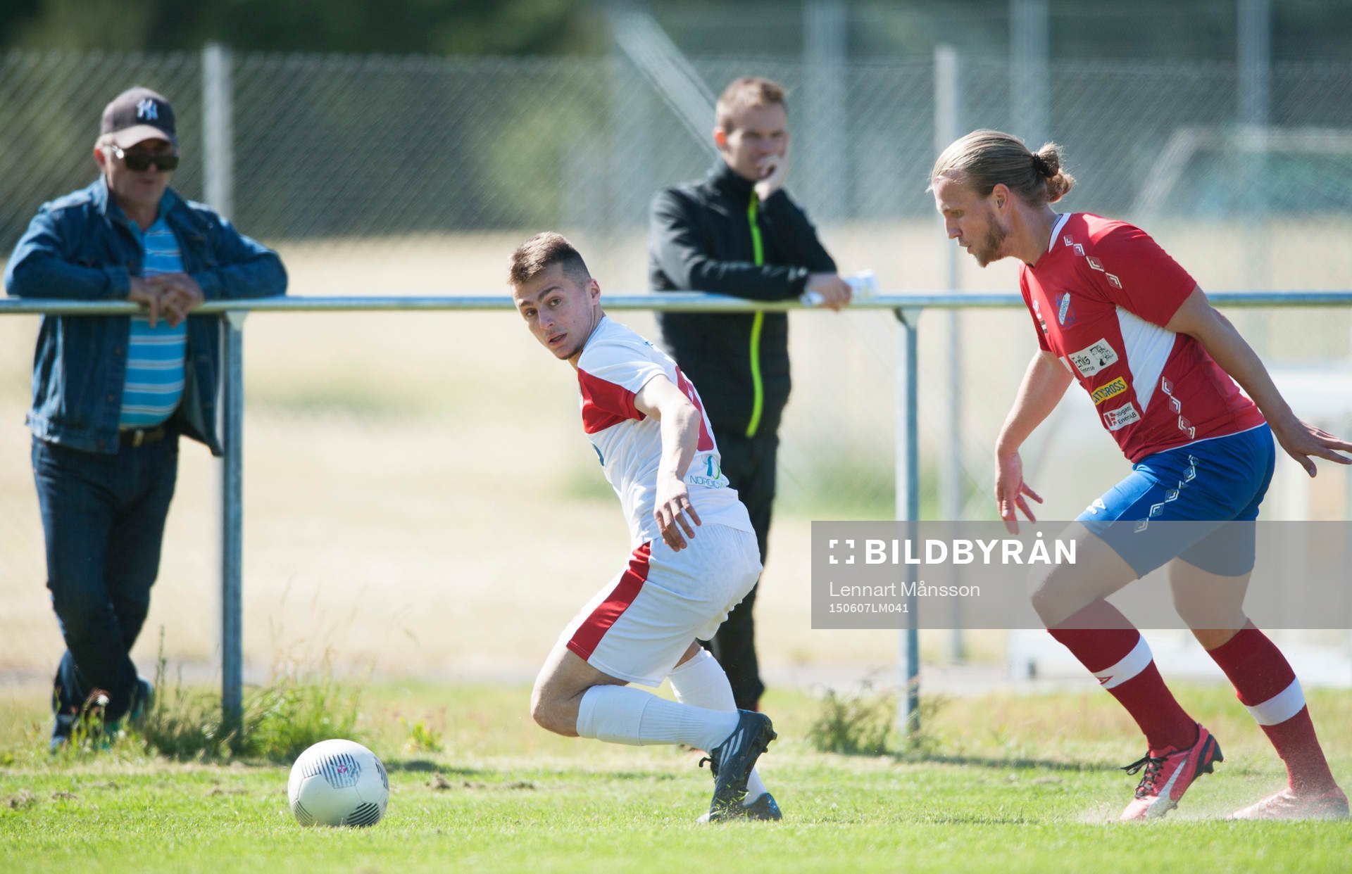 Assyriskas Meriton Qoraj och Höganäs Robin Hofsö i matchen i division 2 Västra Götaland mellan Höganäs BK och Assyriska BK i Höganäs 7 juni 2015.